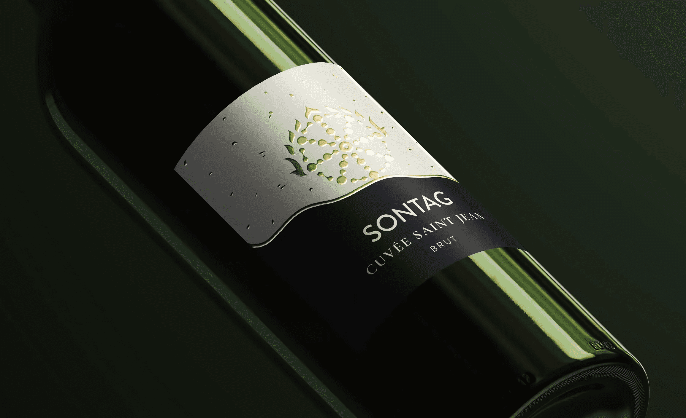 Image gros plan d'une bouteille de vin avec une étiqutette élégante.