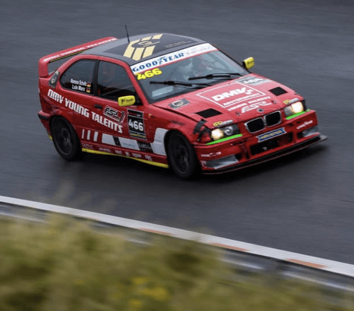 Rennwagen auf der Rennstrecke