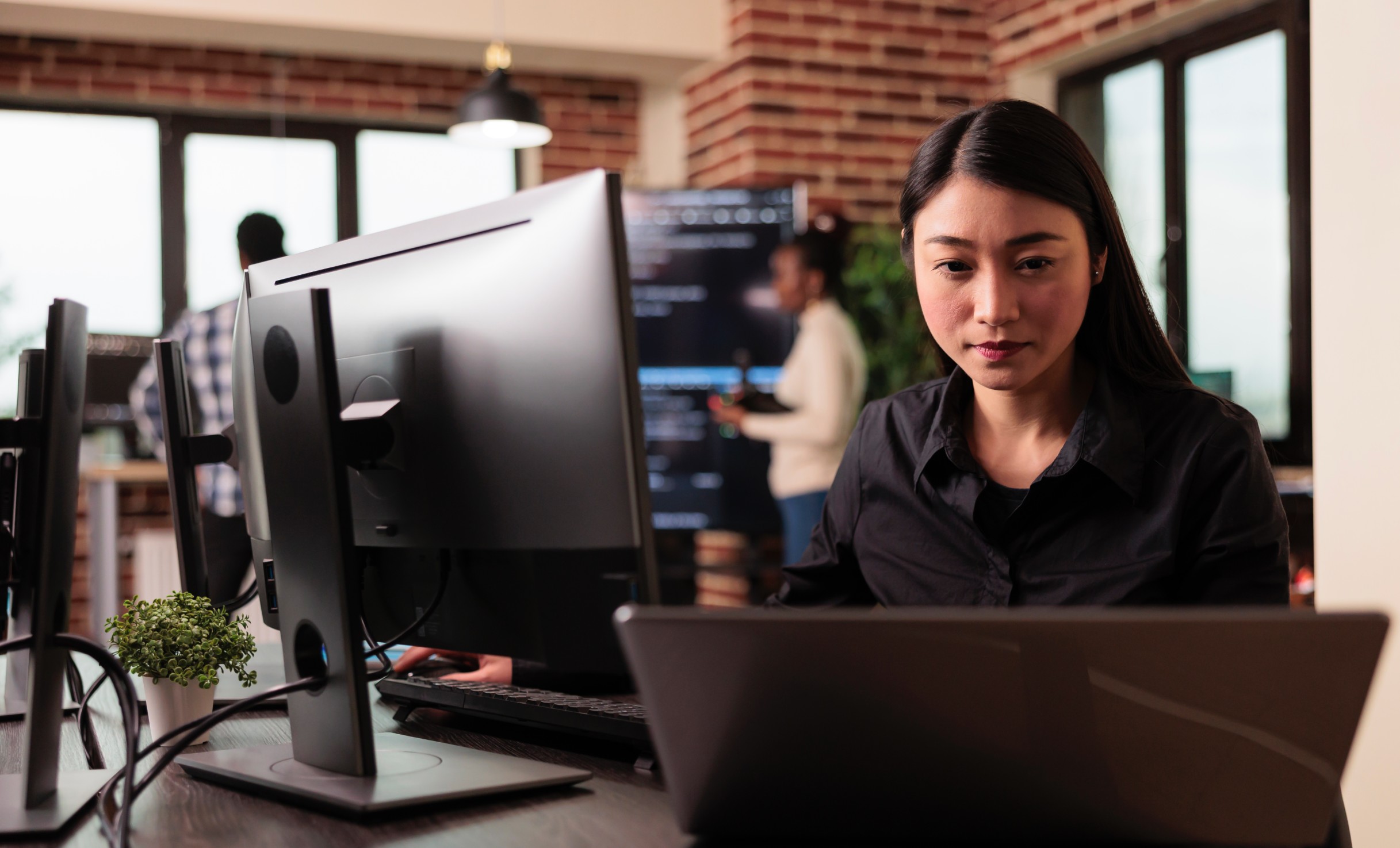 Profesjonelle IT-konsulenter som samarbeider om teknologisk innovasjon