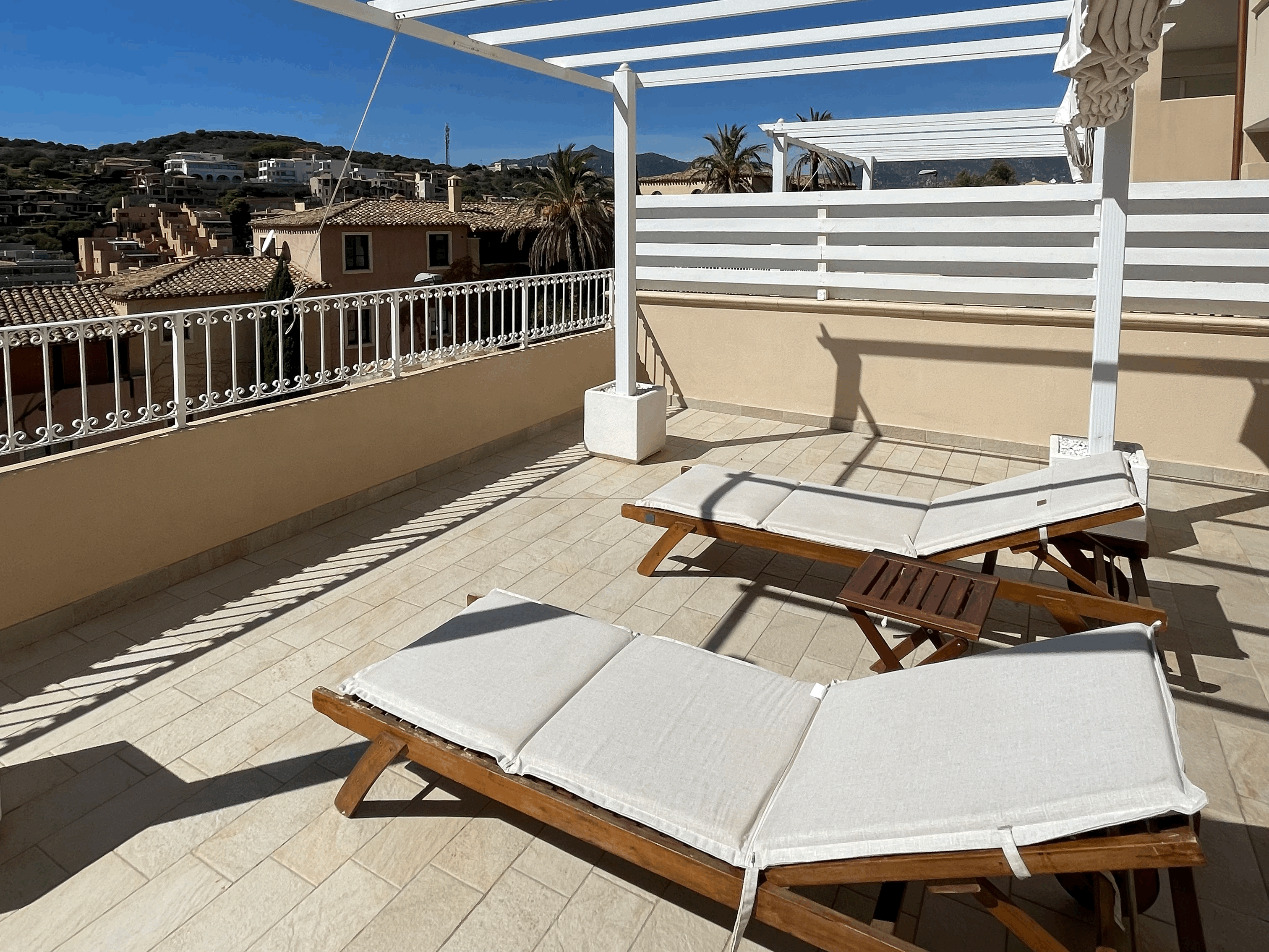 Terrazza del Trilocale Shardana Superior con gazebo e lettini prendisole