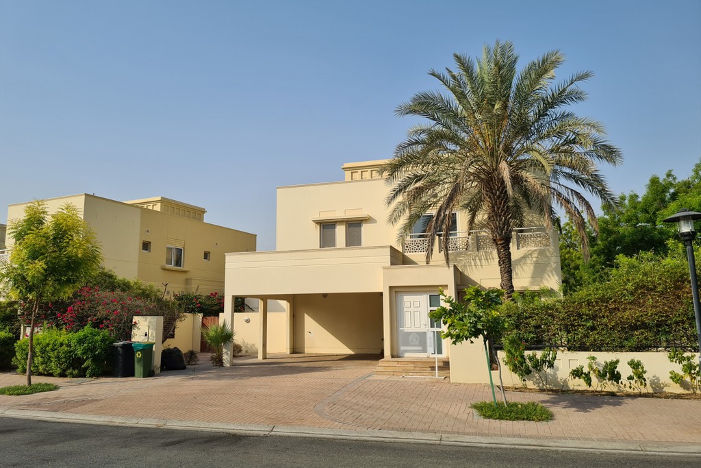 Aerial view from Palm Island Resort, featuring the picturesque Meadows 9 community amidst Dubai's skyline.
