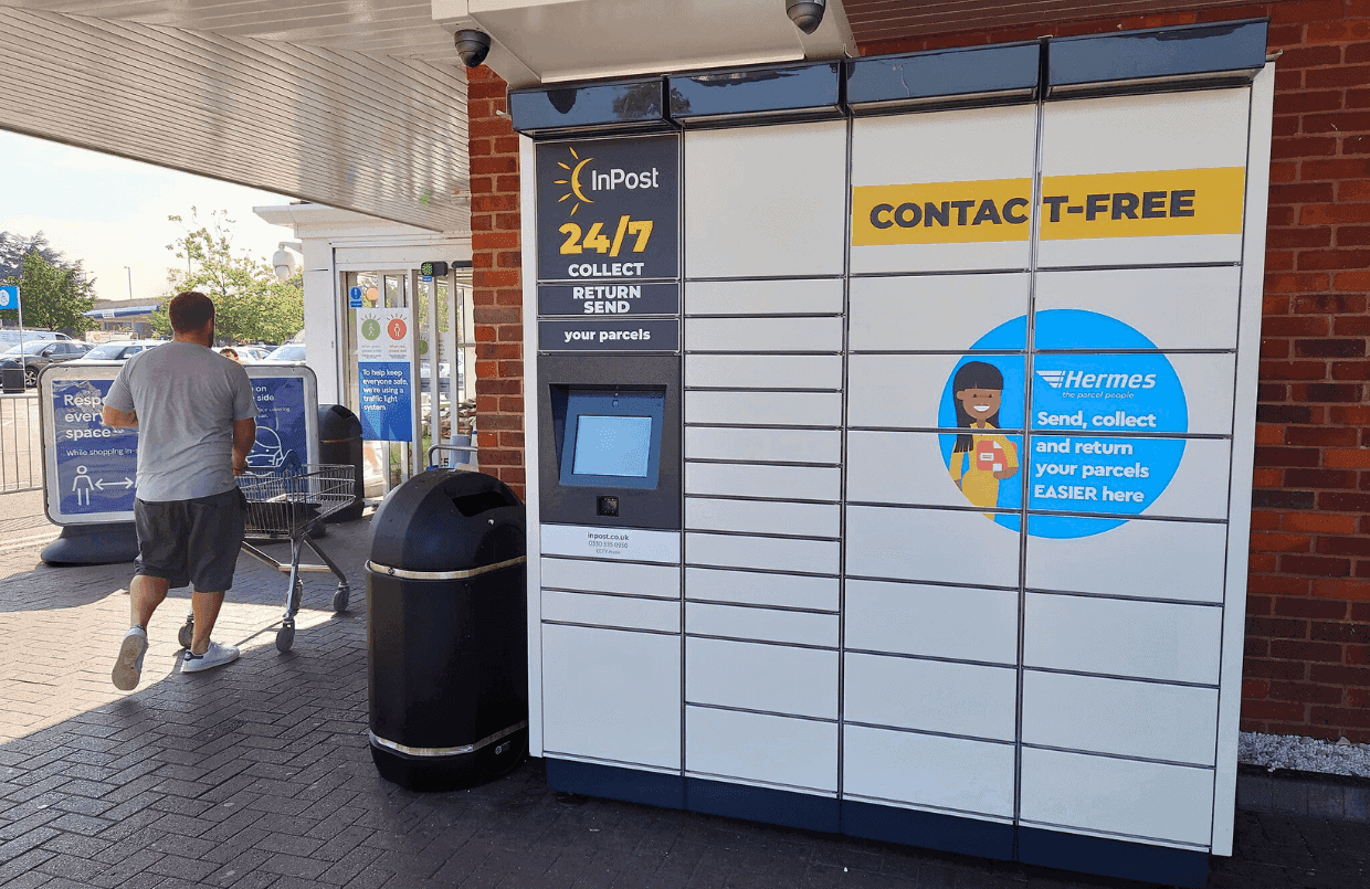 Armadietto locker utilizzato come punto di ritiro davanti a un supermercato