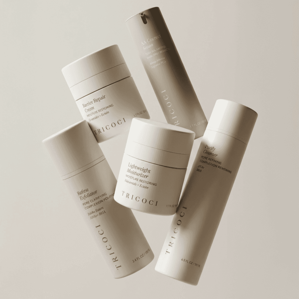 Tricoci Packaging Design – Produktfamilie in monochromer Beige-Welt