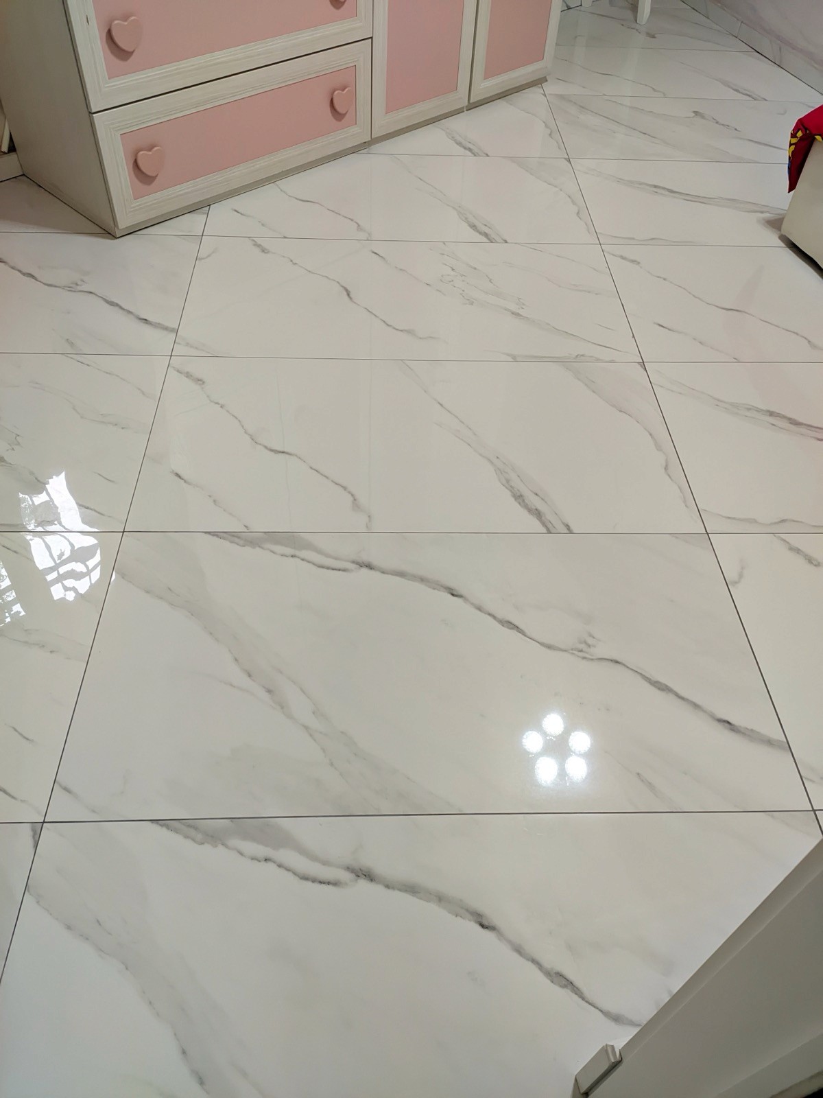 Porcelain tiles: surface treated by LUXA