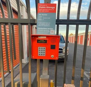 야외, 레드, 울타리, 오렌지이(가) 표시된 사진

자동 생성된 설명