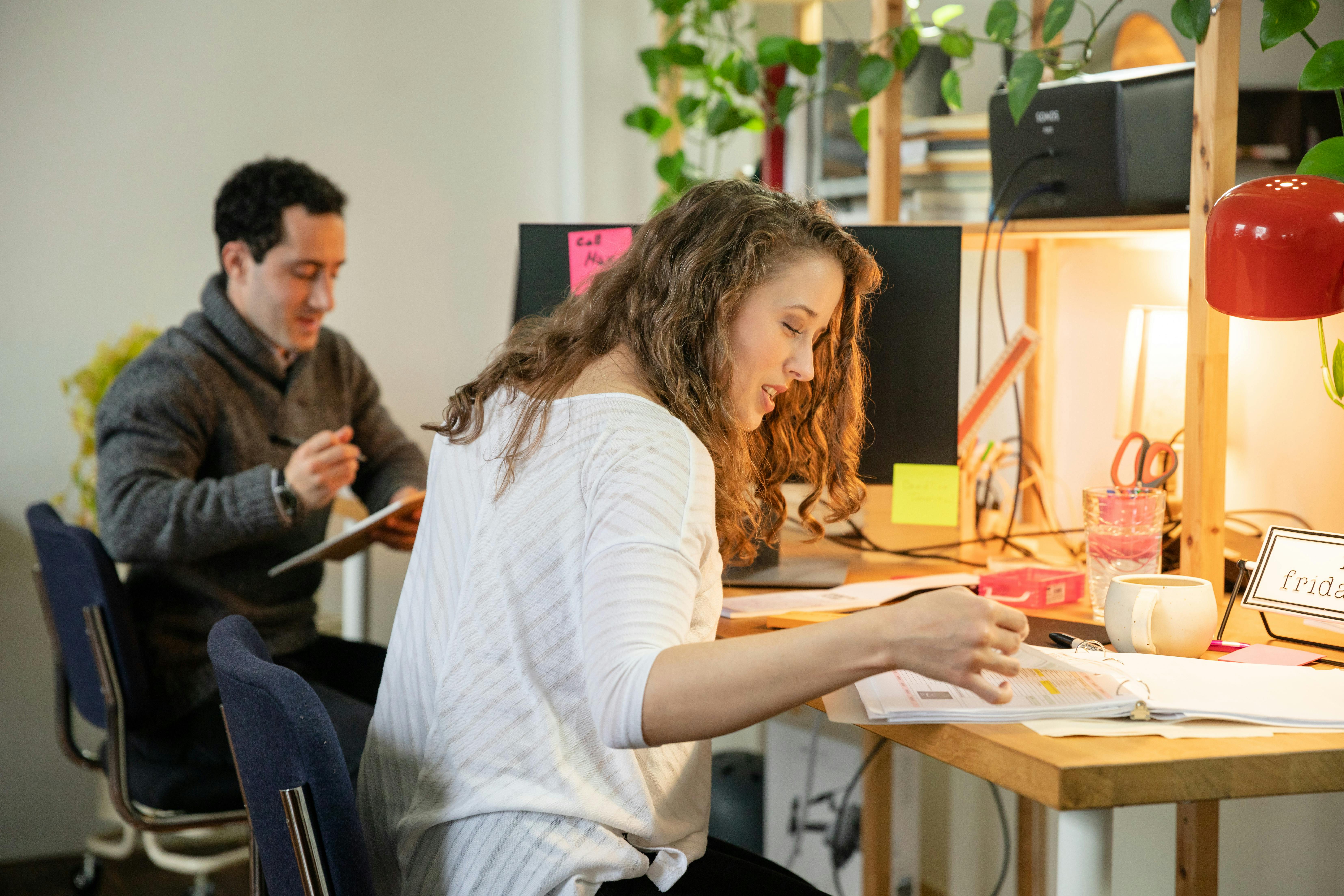 Lavoro concentrato in ufficio condiviso con attività operative in corso, immagine del pilastro Esecuzione (E) della Career Roadmap di Course Clear, trasformare le decisioni in azioni concrete e misurabili.