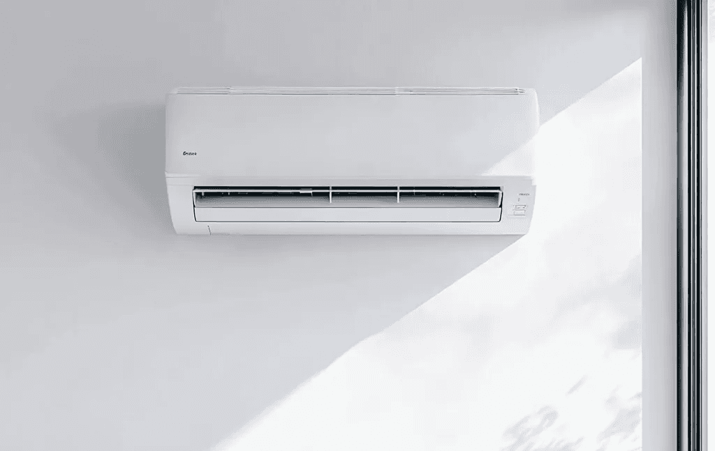 Climatizzatore domestico a parete per raffrescamento e climatizzazione
