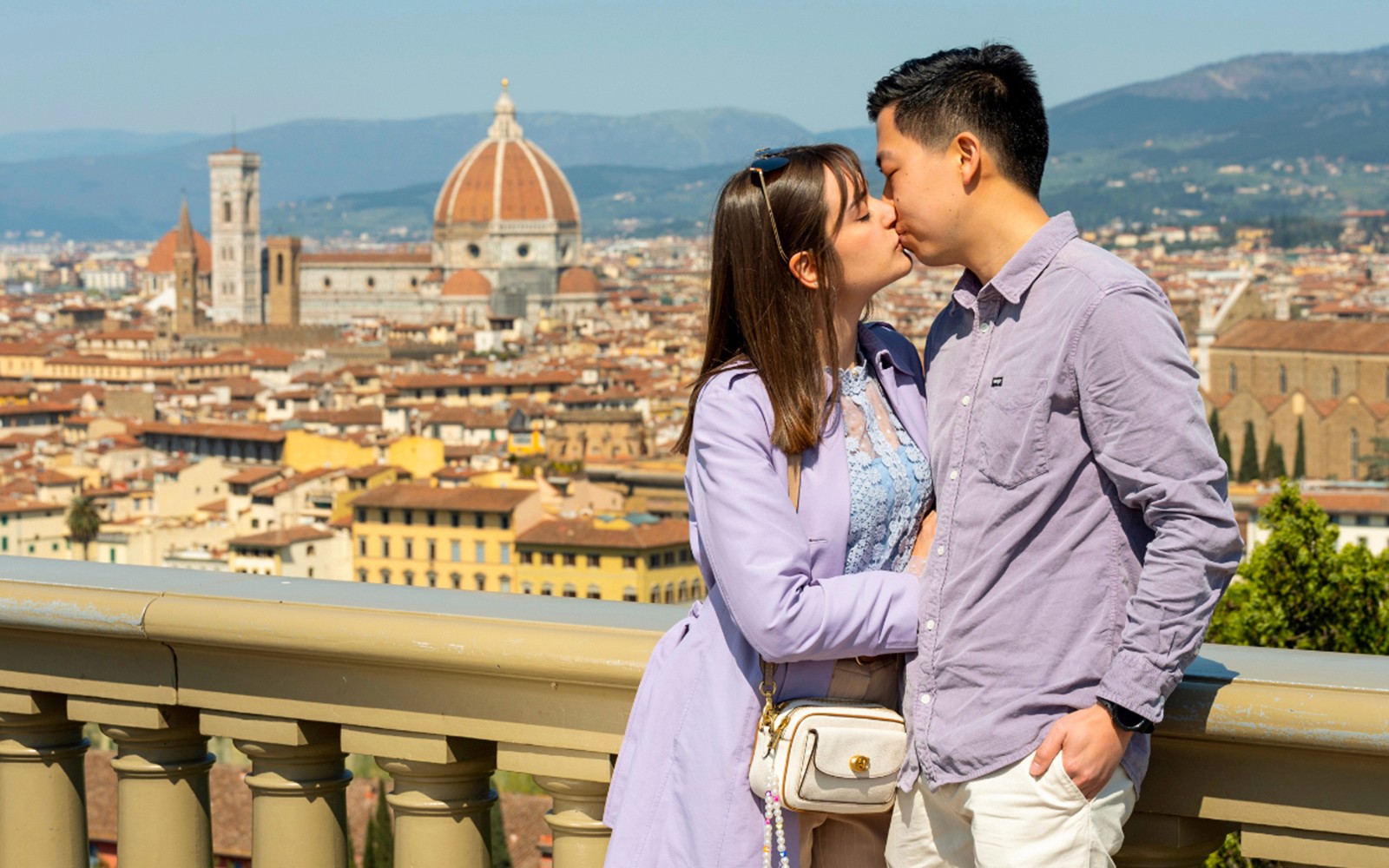Man en vrouw poseren voor een foto op de straat van Florence