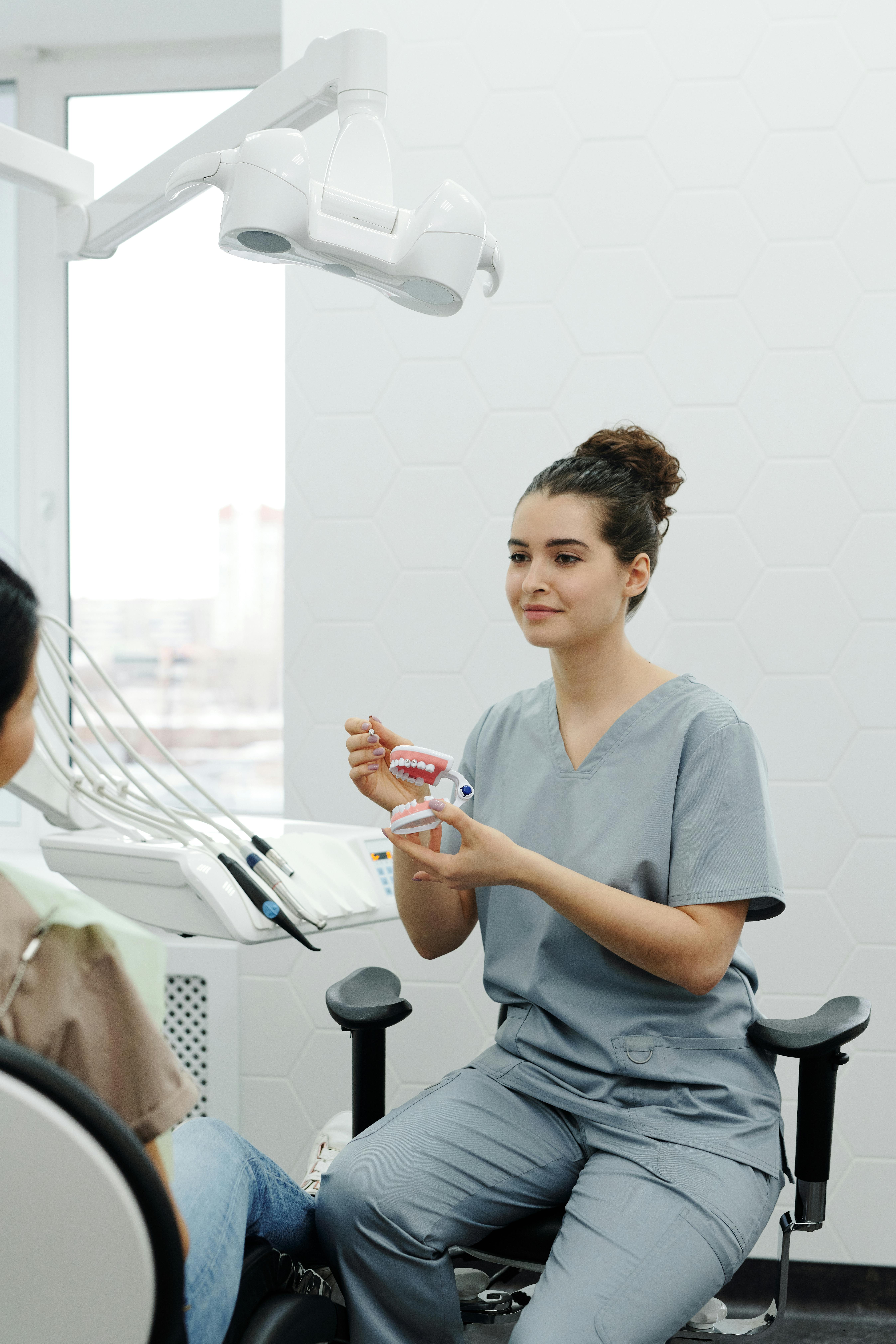 Zahnärztin im Gespräch mit einer Patientin als individuelle Beratung in der Praxis Kloten.