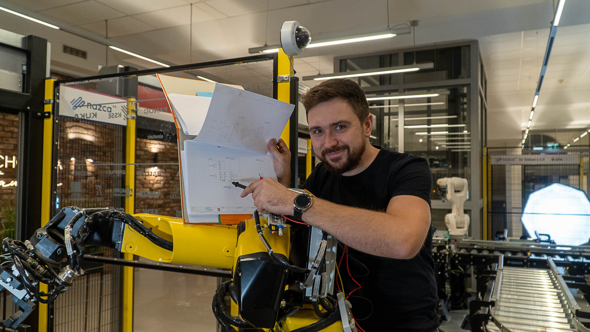 Automatikos kursų dėstytojas aiškina schemas