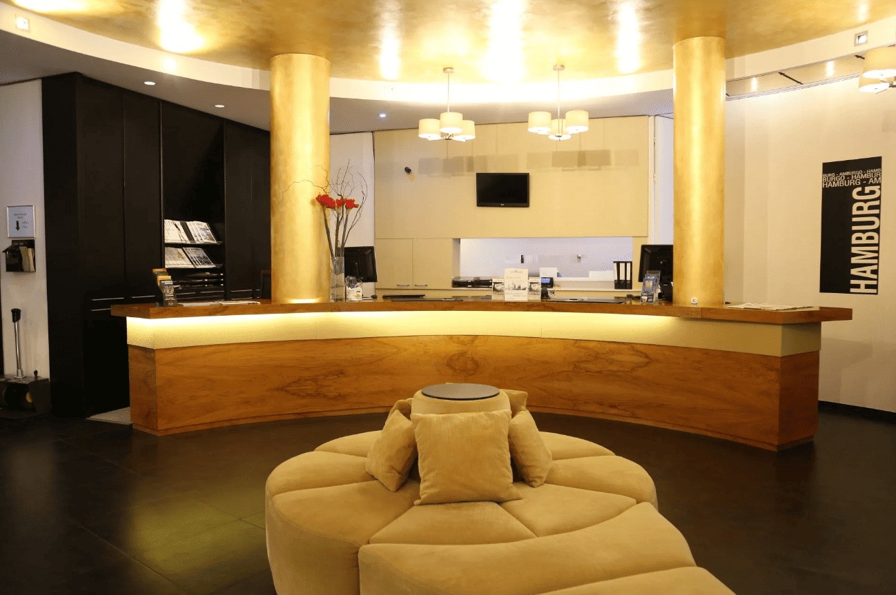 Rezeptions & Eingangsbreich des Hotels - alles in gold gelb gehalten