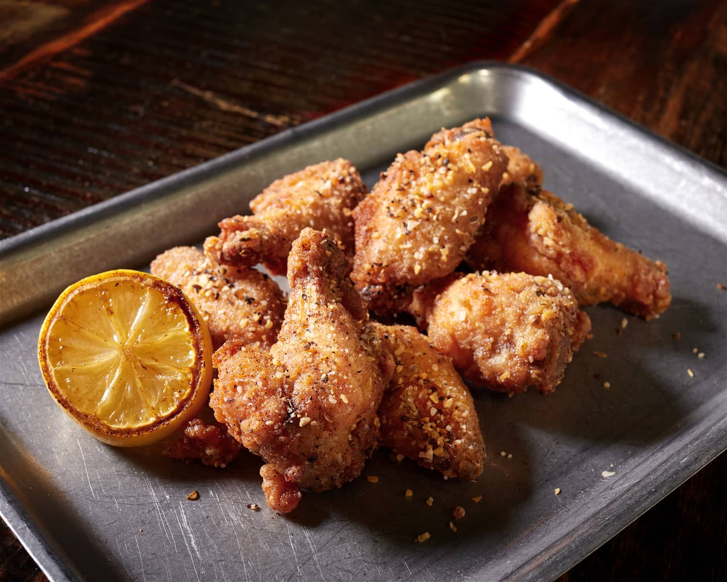 Chicken wings with dry marinade and lemon