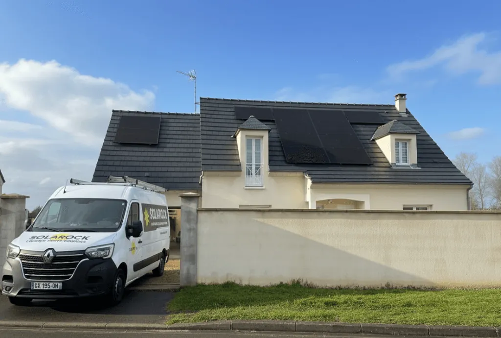 Photo d'une maison à Cuts dans l’Oise équipée de panneaux photovoltaïques dont l'installation a été faite par Solarock.