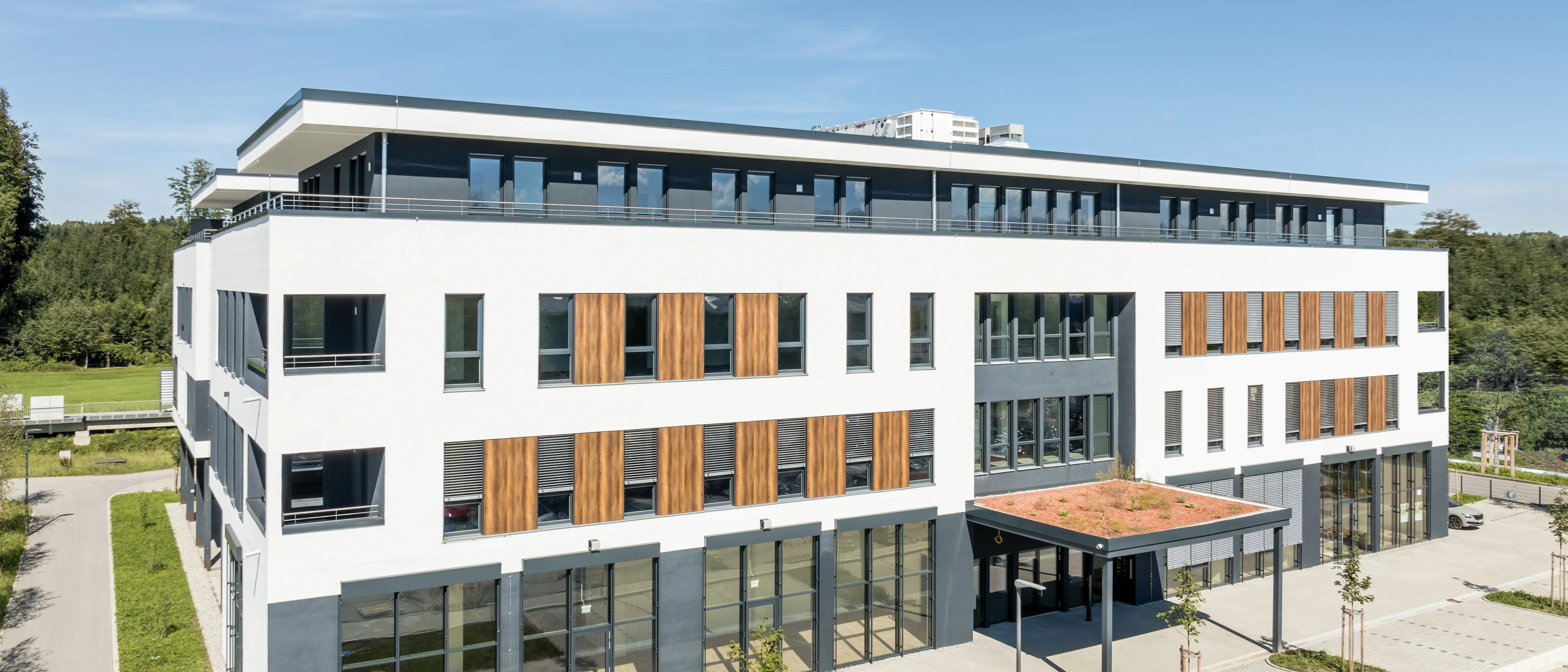 Blick auf Bürogebäude von schräg-oben.