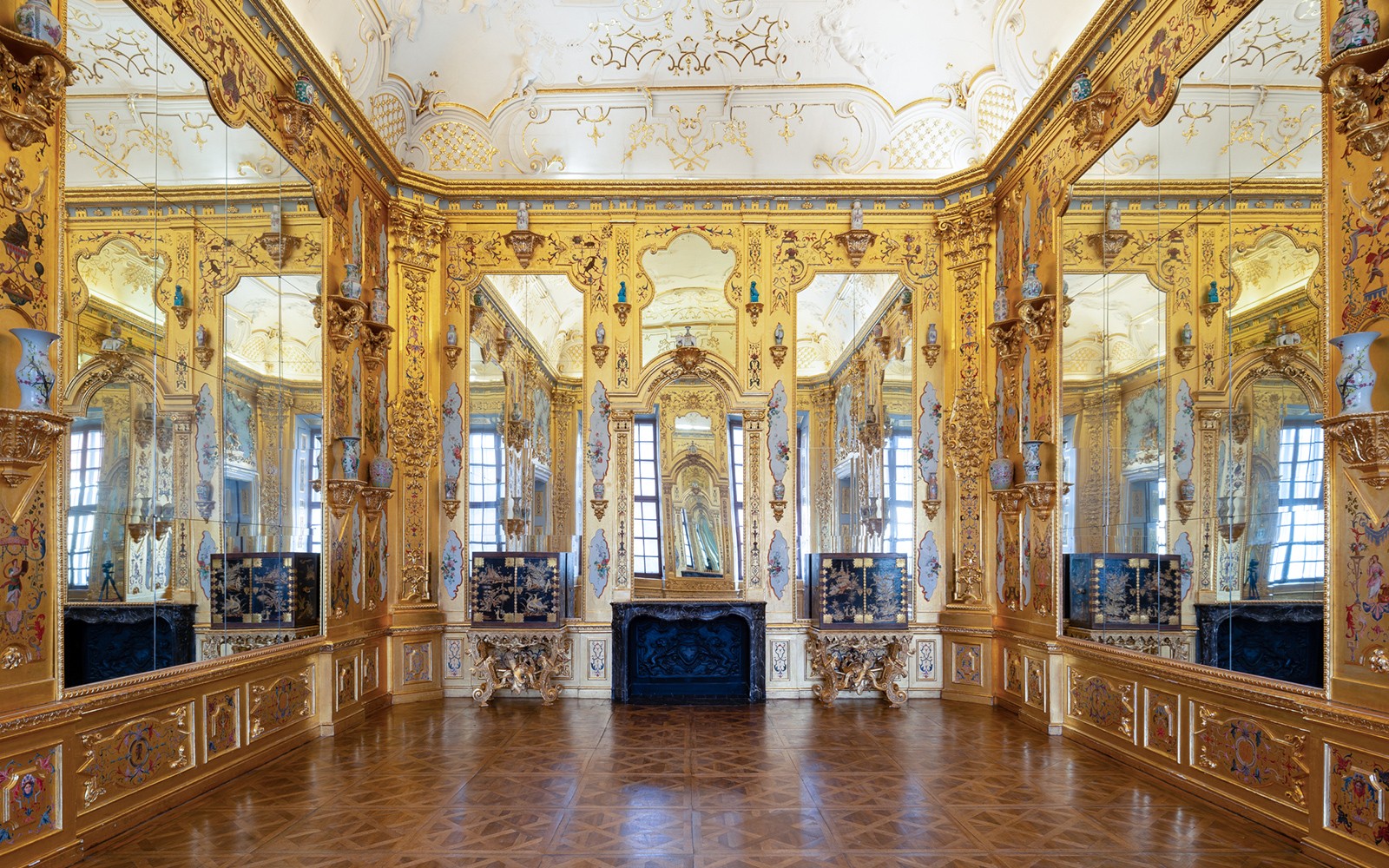 Ruang interior emas berhias di Upper Belvedere Palace, Wina.