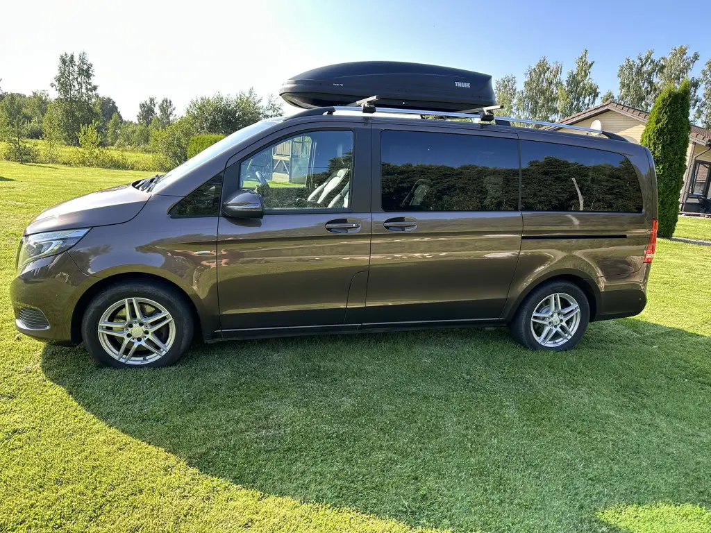 Mercedes-Benz V-250 väikebuss külgvaade Thule katusekastiga – rendiauto Aurora Camper Pärnumaal