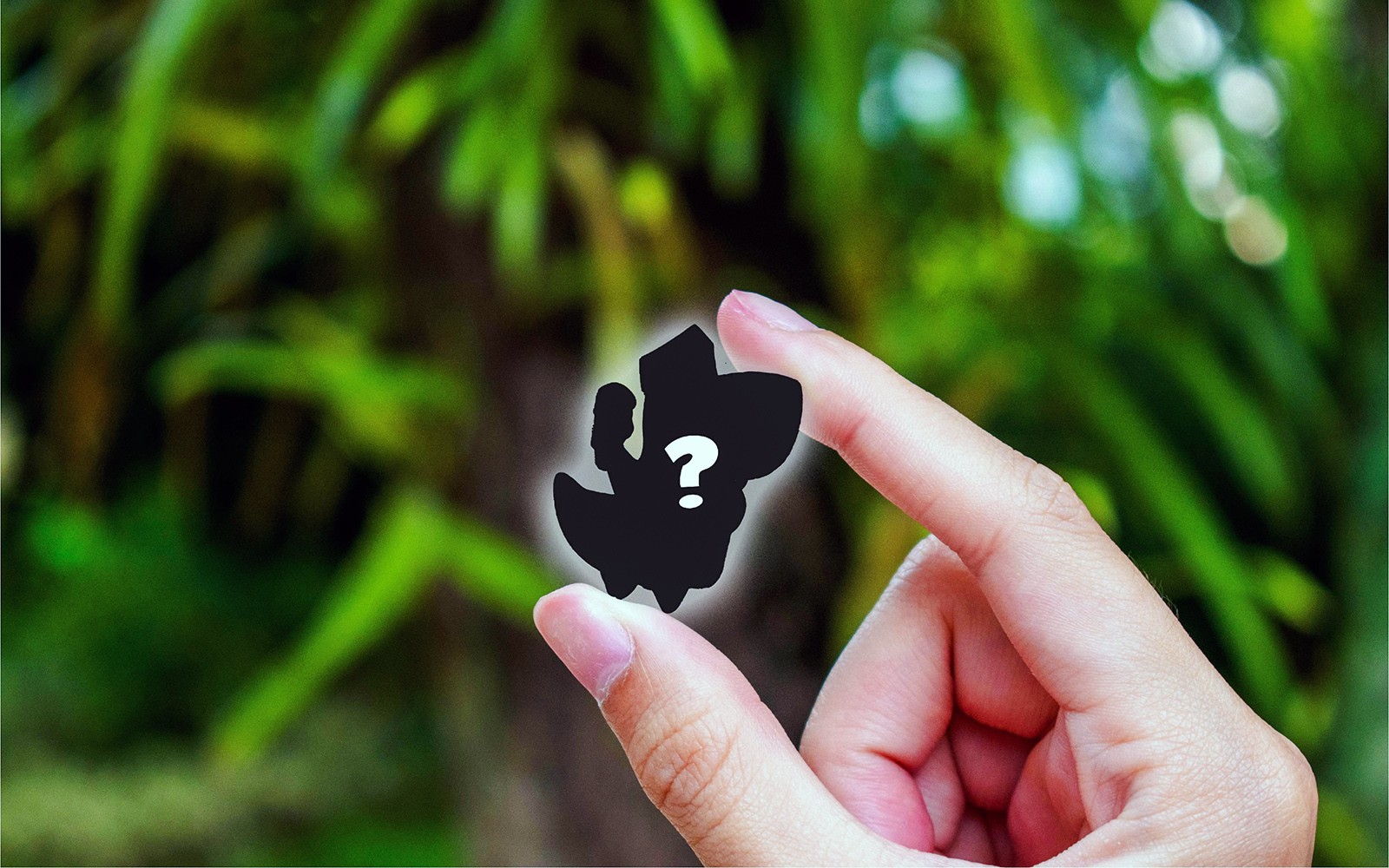 Mga kalahok na naglutas ng mga palaisipan sa RANSACK PUZZLE HUNT: Ang Banta ng Matunaw sa isang parke ng lungsod.