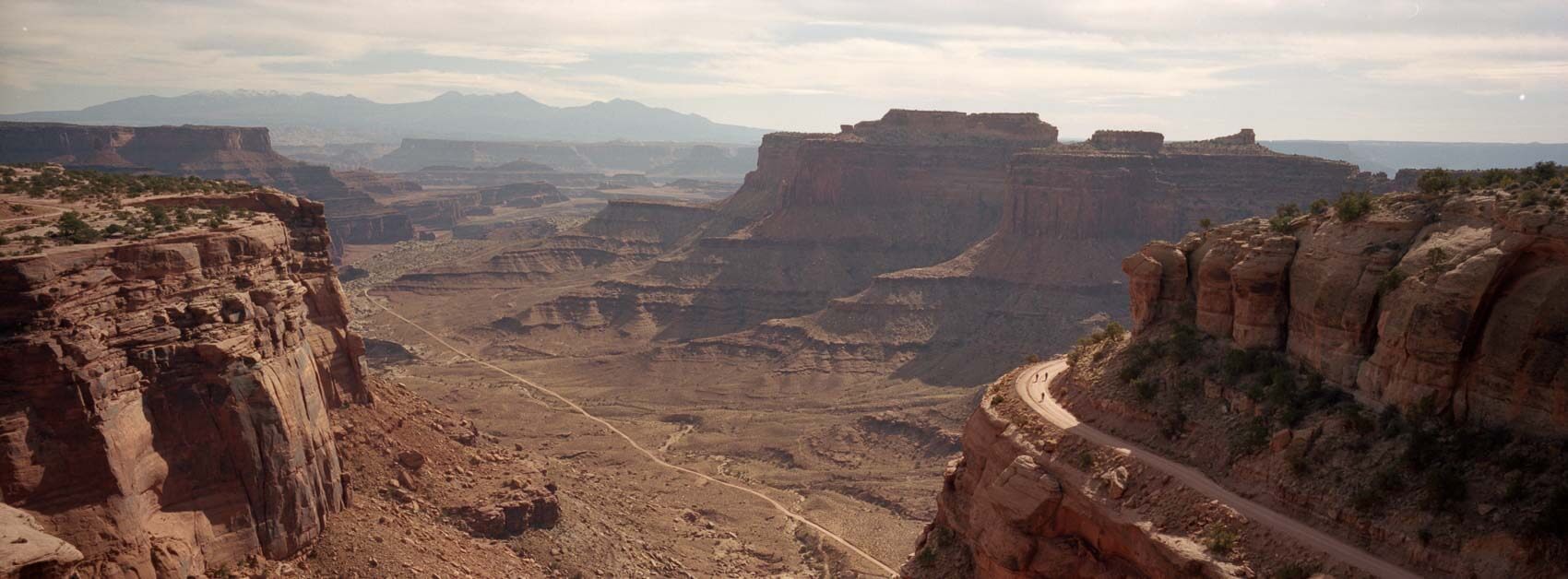 Fujifilm TX 1 panoramic photo of the grand landscapes in Arizona, with late afternoon mood and strong use of leading lines.