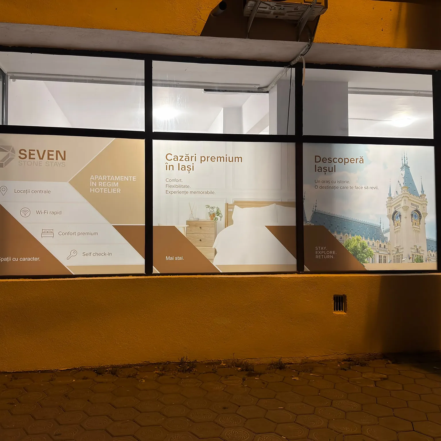 Vitrine Seven Stone Stays colantate, vedere de seară cu interiorul luminat
