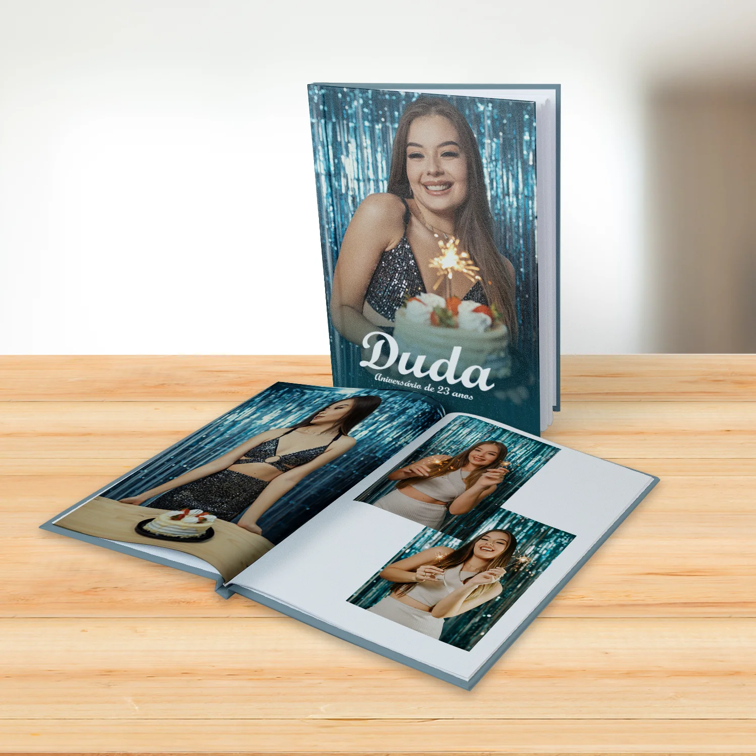 Fotolivro de capa dura no tamanho 30x30cm aberto e fechado em loop.