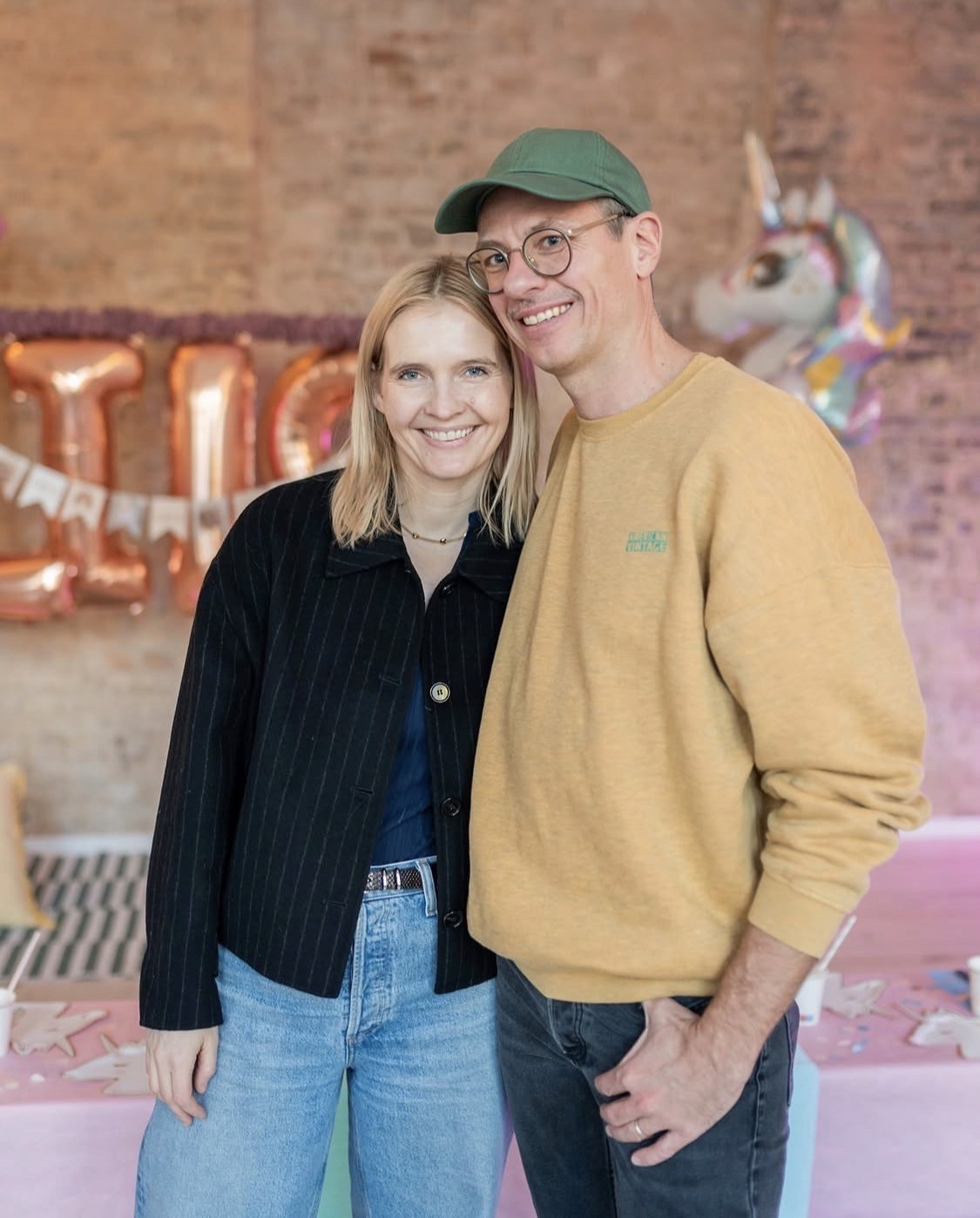 Wolke Hagenbarth und Stephan Hölscher unterhalten sich fröhlich.