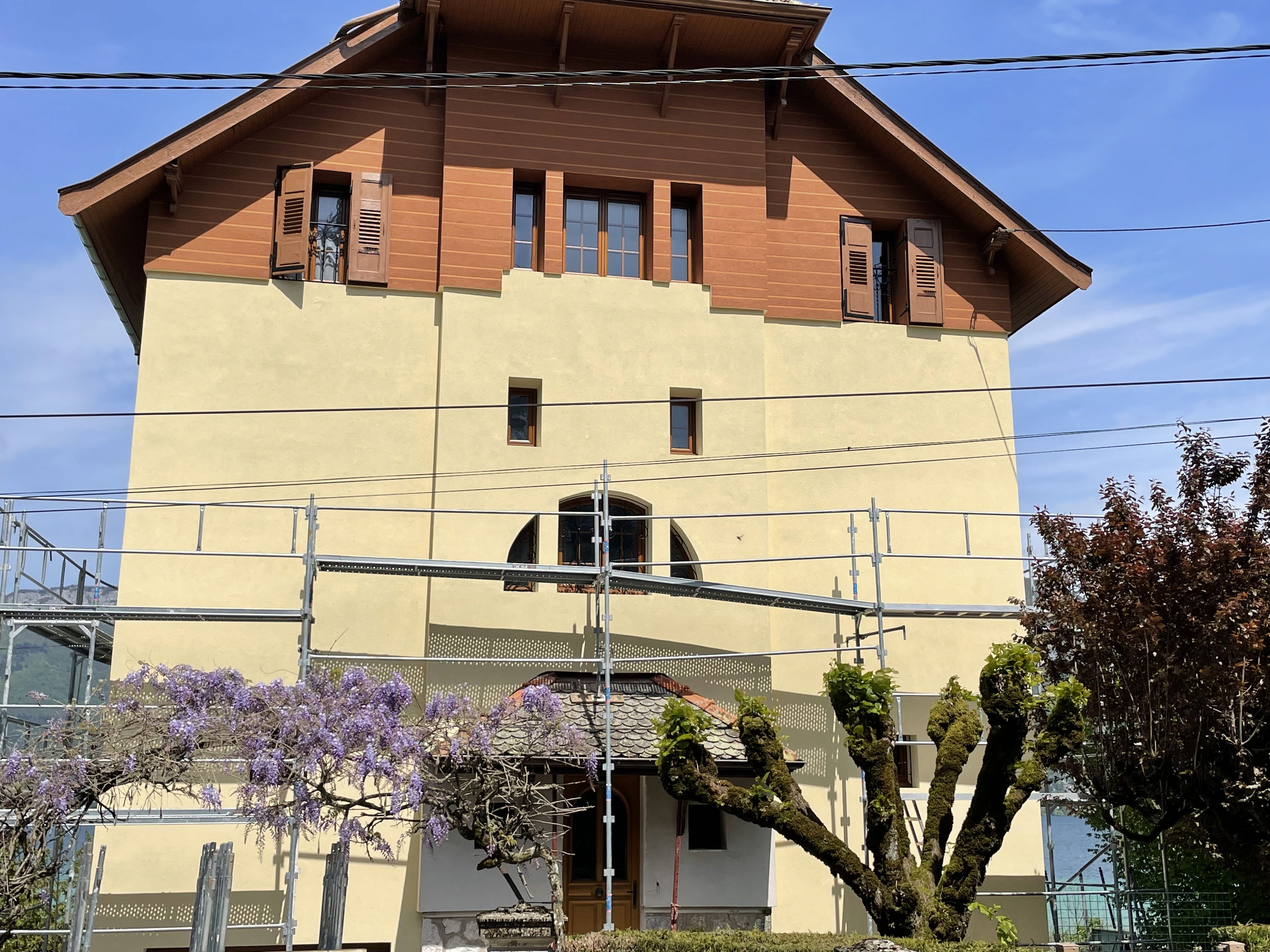 Façade repeinte et boiseries valorisées après rénovation à Annecy