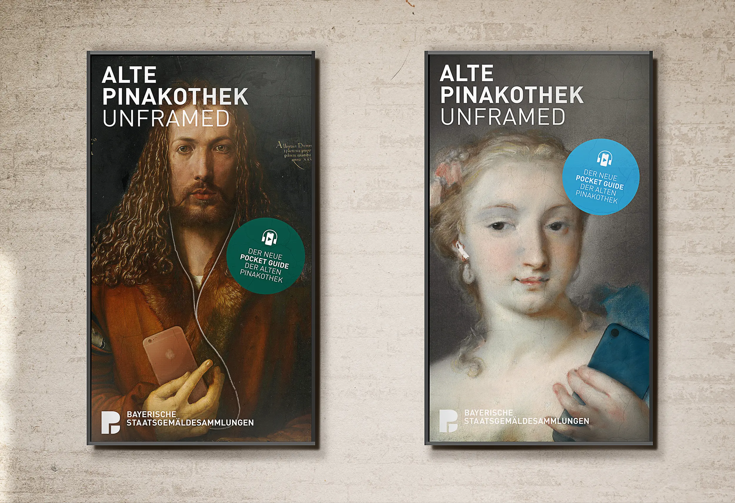 Zwei Werbeplakate an einer Wand: Dürer-Selbstbildnis und Porträt einer Frau, jeweils mit Smartphone und Ohrhörern; Aufschrift „Der neue Pocket Guide der Alten Pinakothek“.