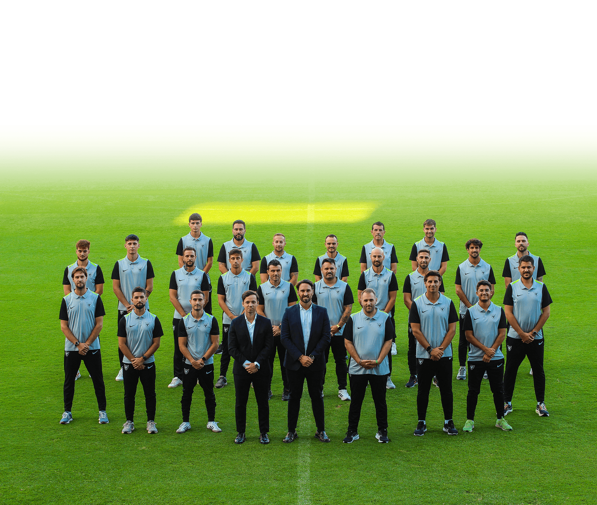 Cuerpo técnico y staff del UCAM International Football Team posando en el campo de entrenamiento del club | UCAM Universidad Católica de Murcia