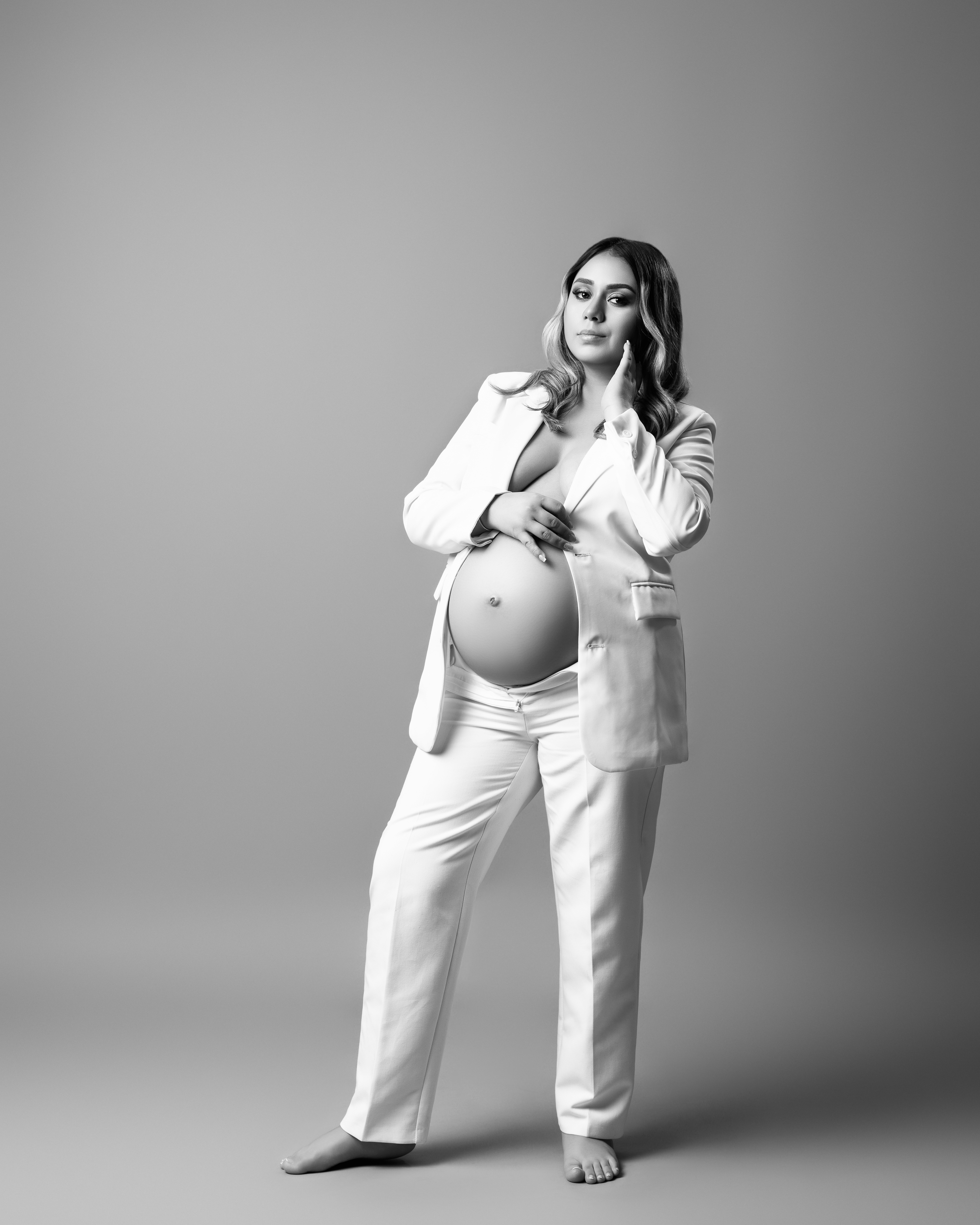 mujer en sesión de fotos embarazada en estudio fotográfico con luz suave