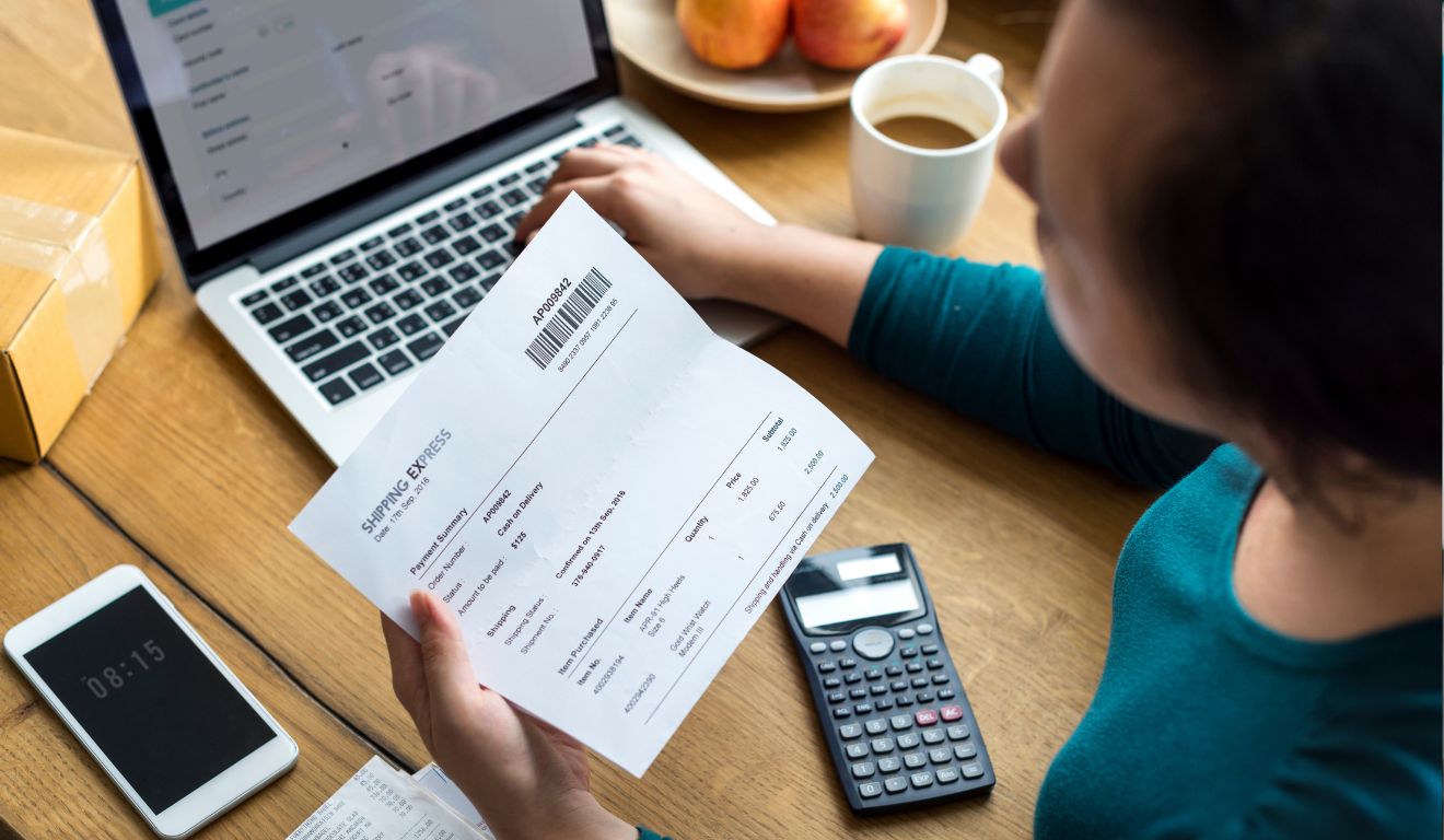 Imagem mostra uma mulher fazendo fluxo de caixa