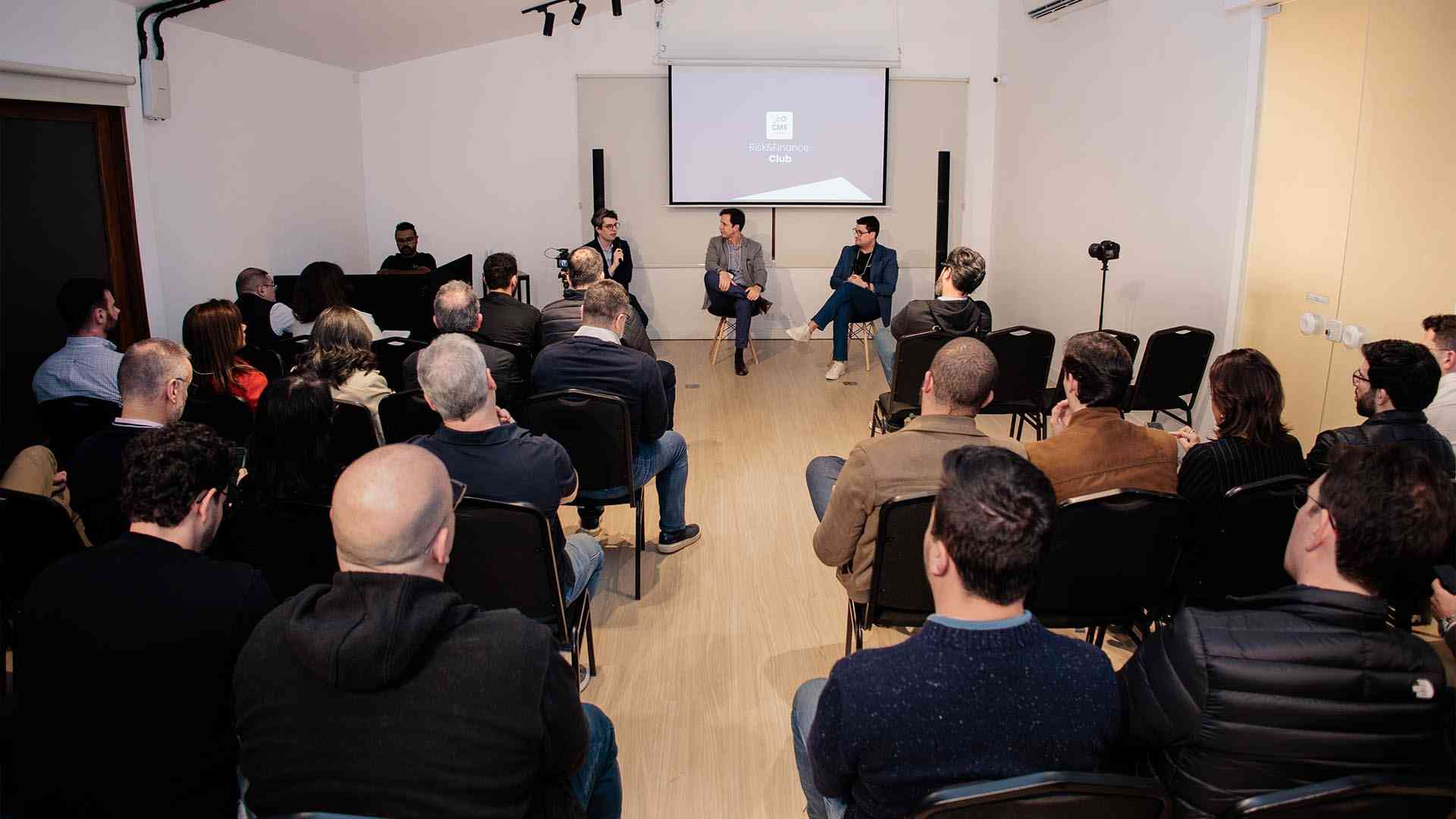 Painel de discussão com especialistas durante encontro do CMS Risk & Finance Club