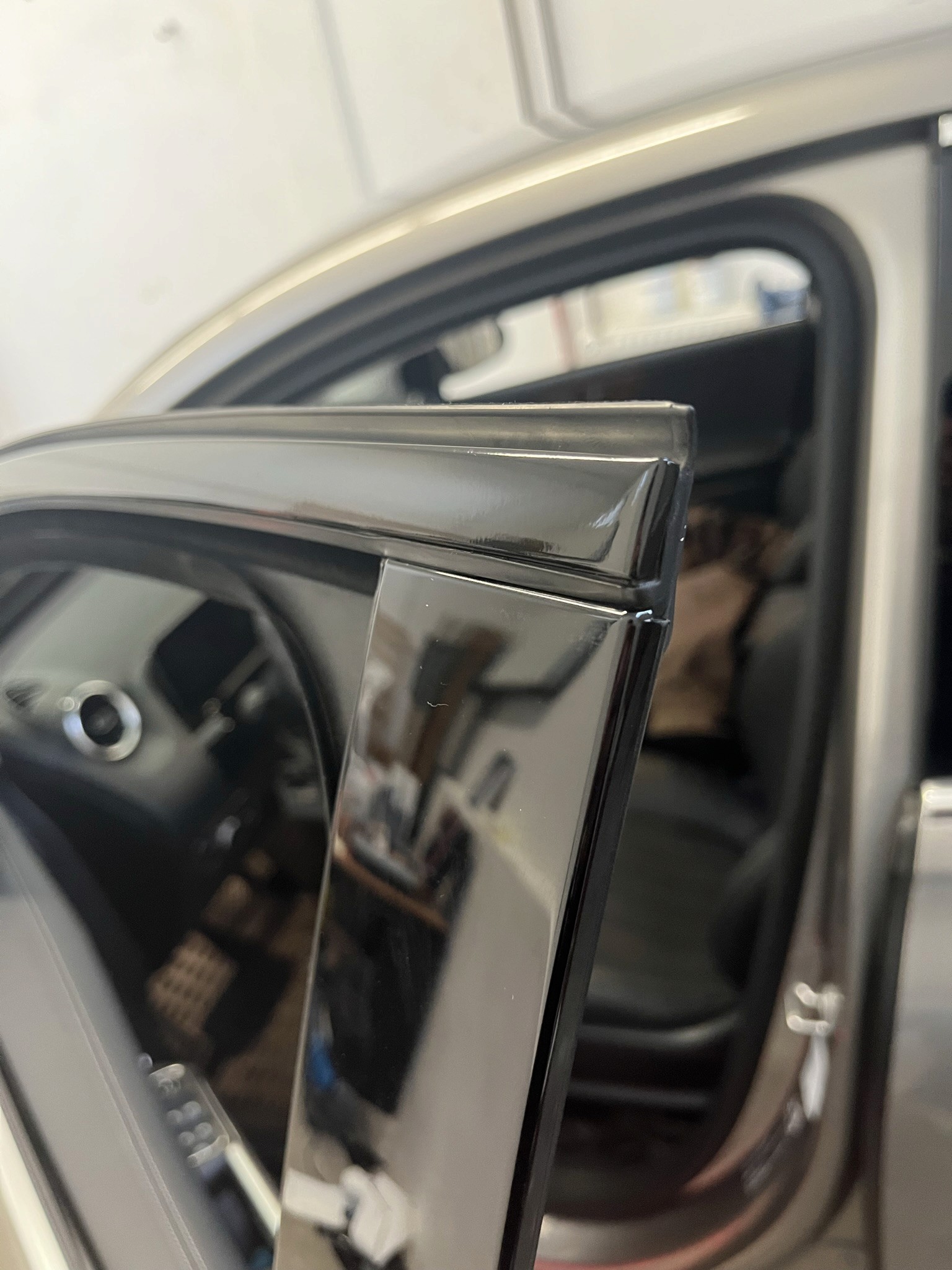 Chromleisten eines Autos, die schwarz foliert wurden