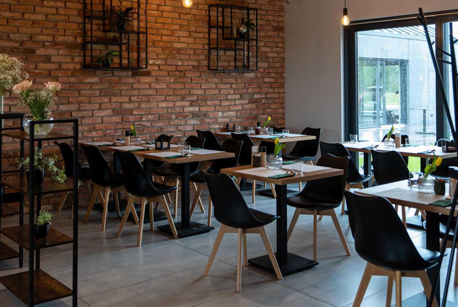 Kameralna restauracja pod Poznaniem z spokojnym wnętrzem i stolikami