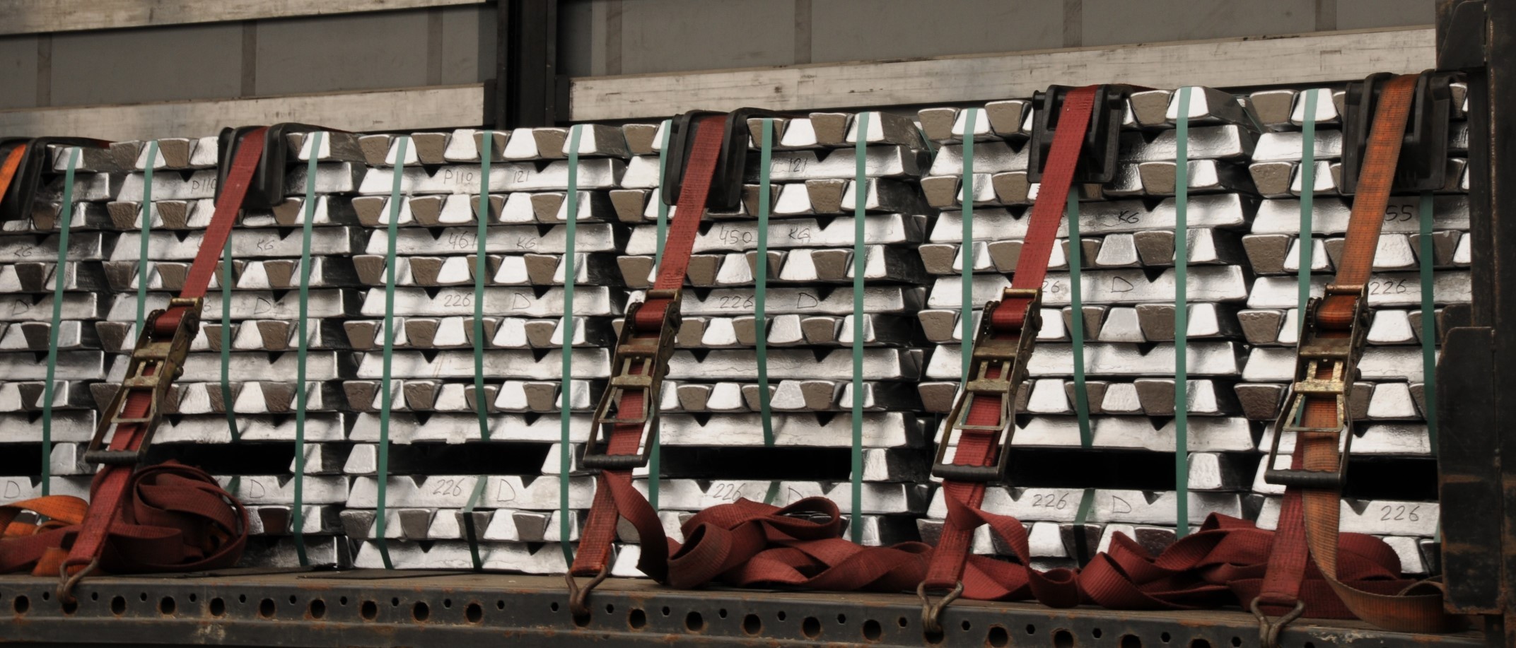 Packed aluminium ingots