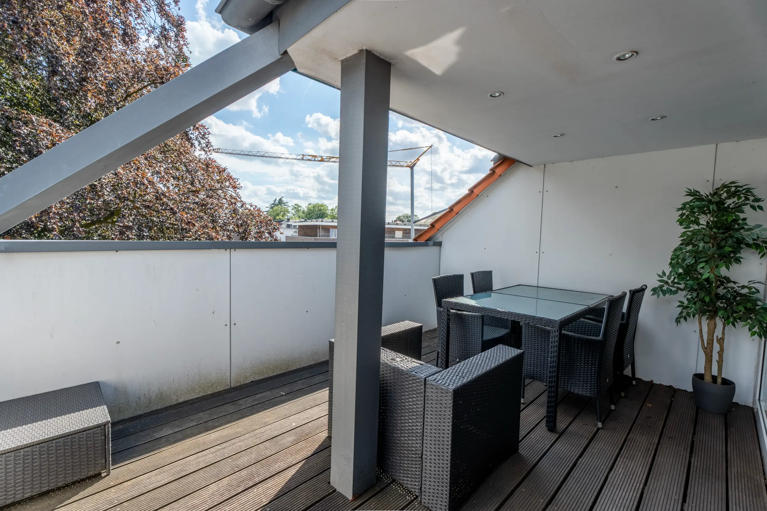 Dachterrasse der Bürovilla Gronau (Westfalen) mit Rattan-Sitzgruppe und Blick ins Grüne – Westfalen Wohnen