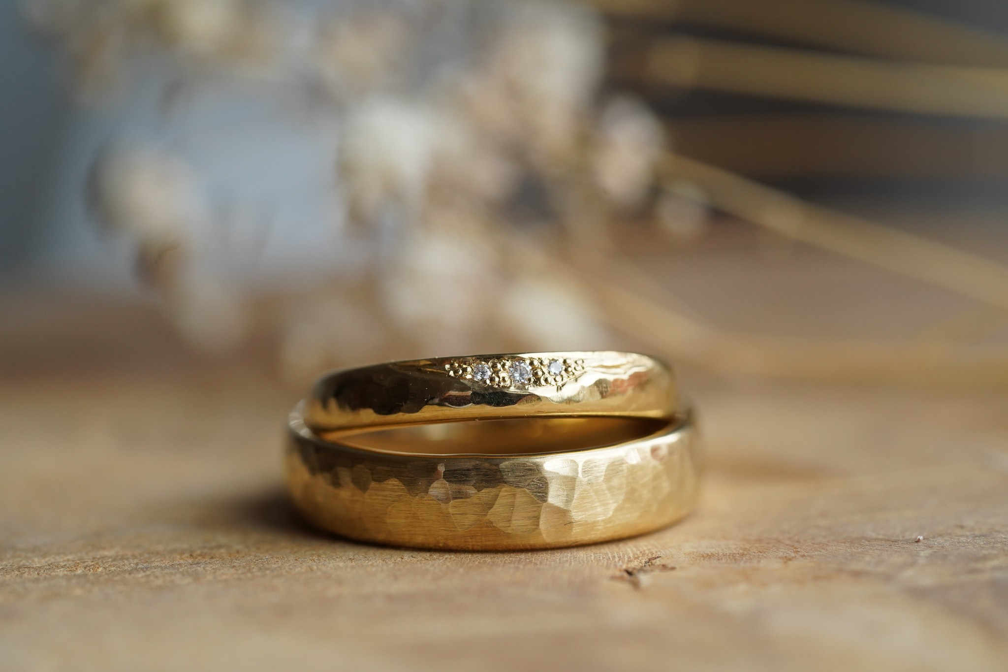 Eheringe aus Gold - traditionelles Goldschmiedehandwerk für moderne Paare.