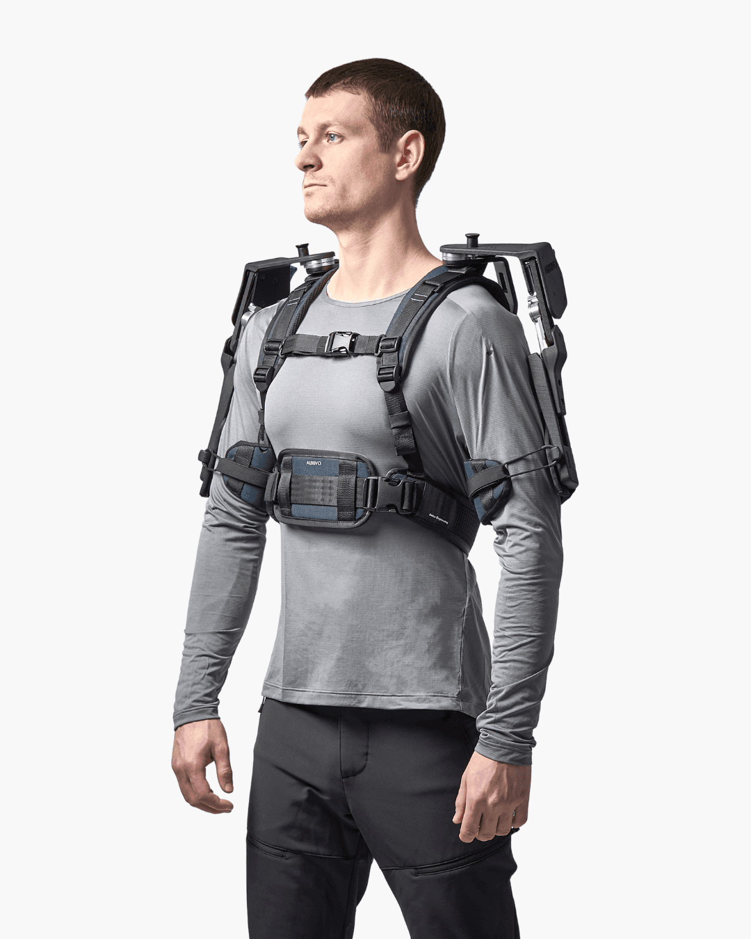 Vue rapprochée d'une personne portant l'exosquelette DeltaSuit, conçu pour soutenir les épaules et les bras lors des tâches répétitives en hauteur.