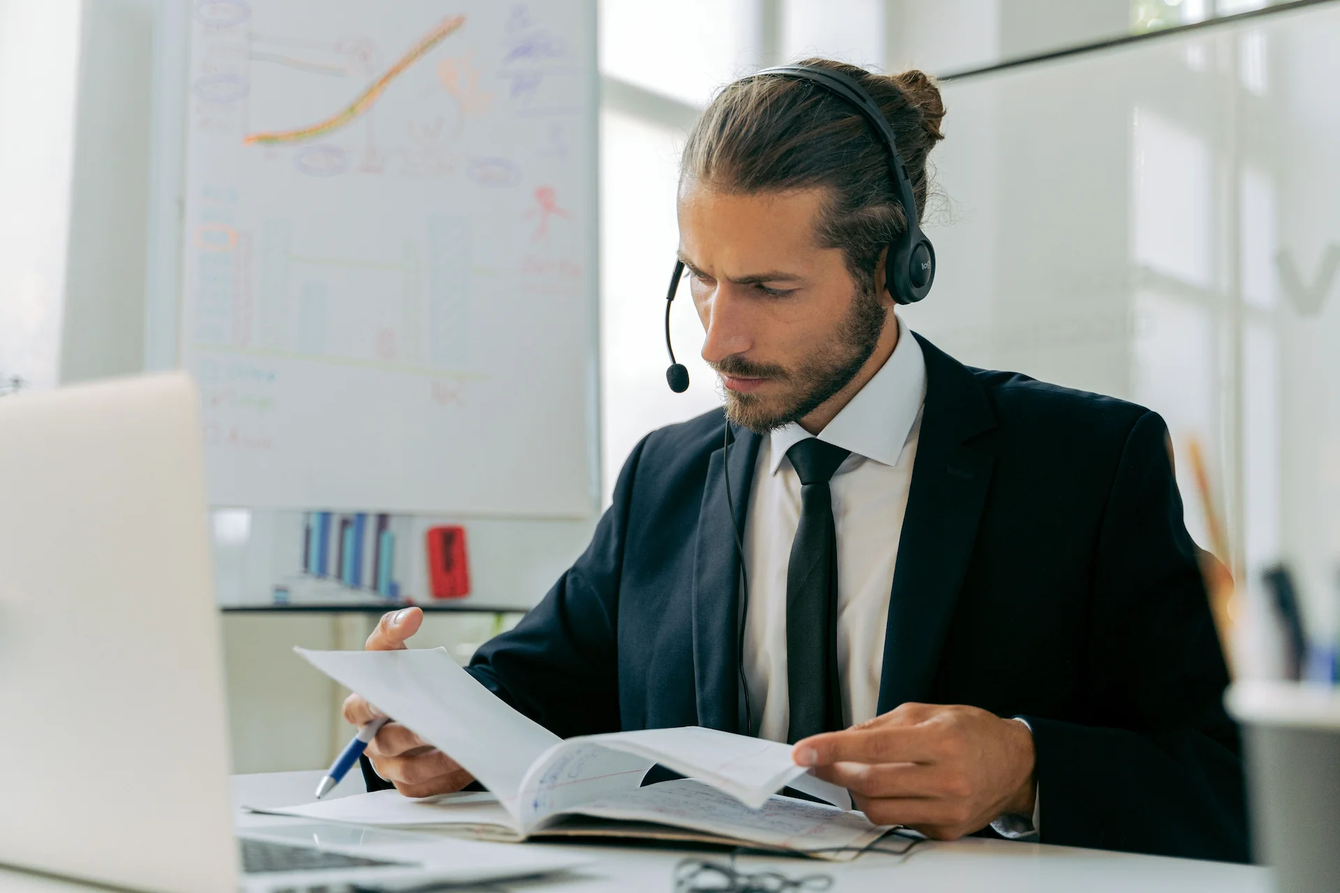 Vertriebsmitarbeiter mit Headset bei der Terminierung am Laptop