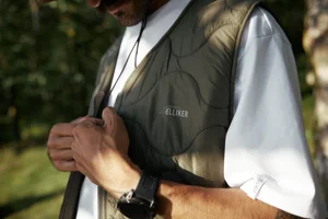 Dans le lookbook de la marque Danoise Another Aspect, le mannequin porte un costume gris et une chemise blanche