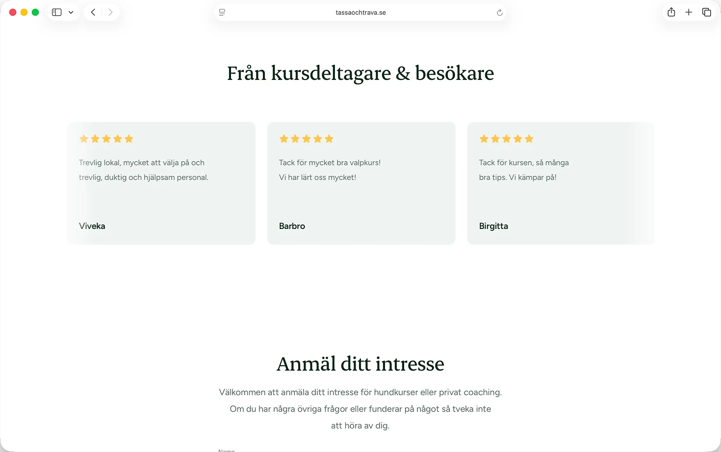 Recensioner från kursdeltagare på Tassa & Travas hemsida, tre kort med betyg och namn.