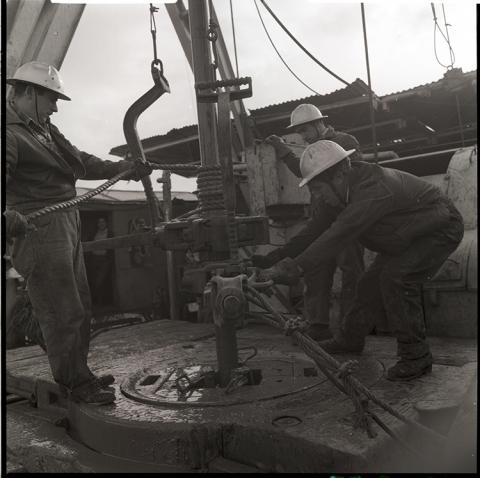 Obreros en faena de perforación.