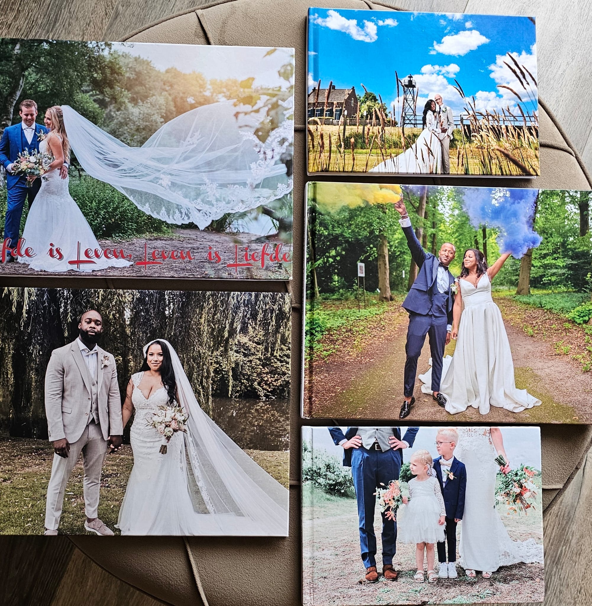 Een collage van trouwfoto’s met stellen, buitenscènes en vrolijke momenten van de viering, perfect voor een herinneringenboek.