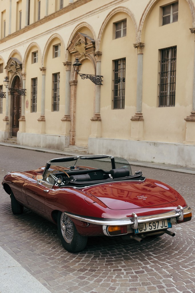 Auto d'epoca bordeaux parcheggiata davanti a villa con architettura classica, dettagli del reportage matrimoniale Fotolize