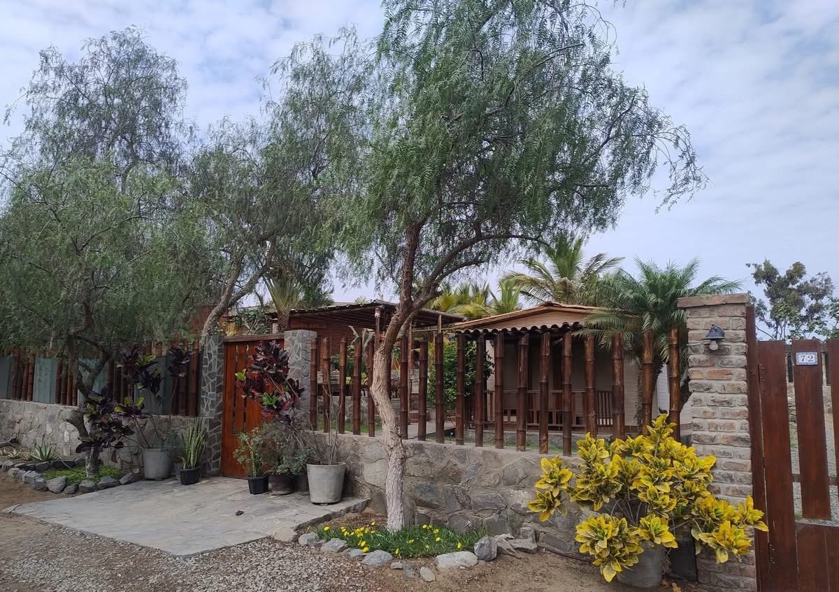 Fachada y vegetación de La Rincoada