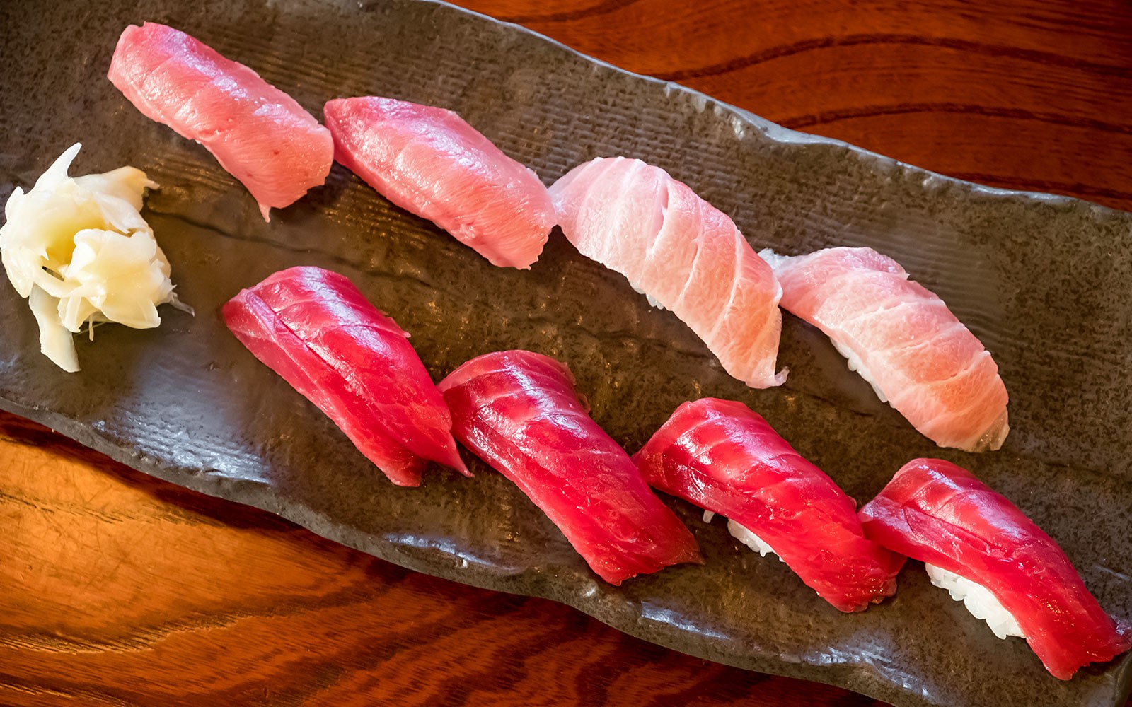 કેિક્યુ લાઇન ટ્રેન મિસાકી મગરો, ટોક્યોના દિવસનાં પ્રવાસ માટે દ્રષ્ટિપ્રગટ કિનારીની ભૂમિકા પસાર કરી રહી છે.