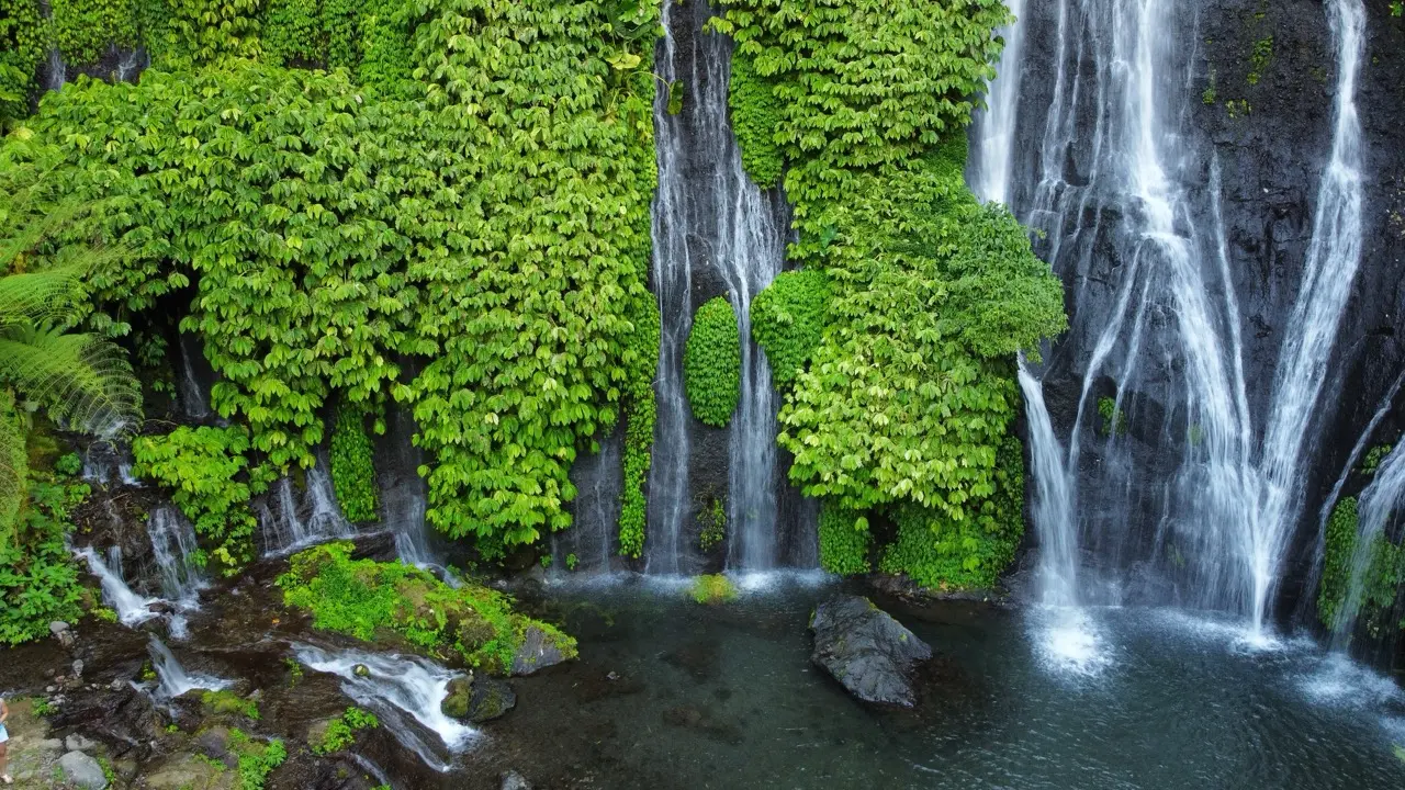 meervoudige waterval met prachtige groene planten