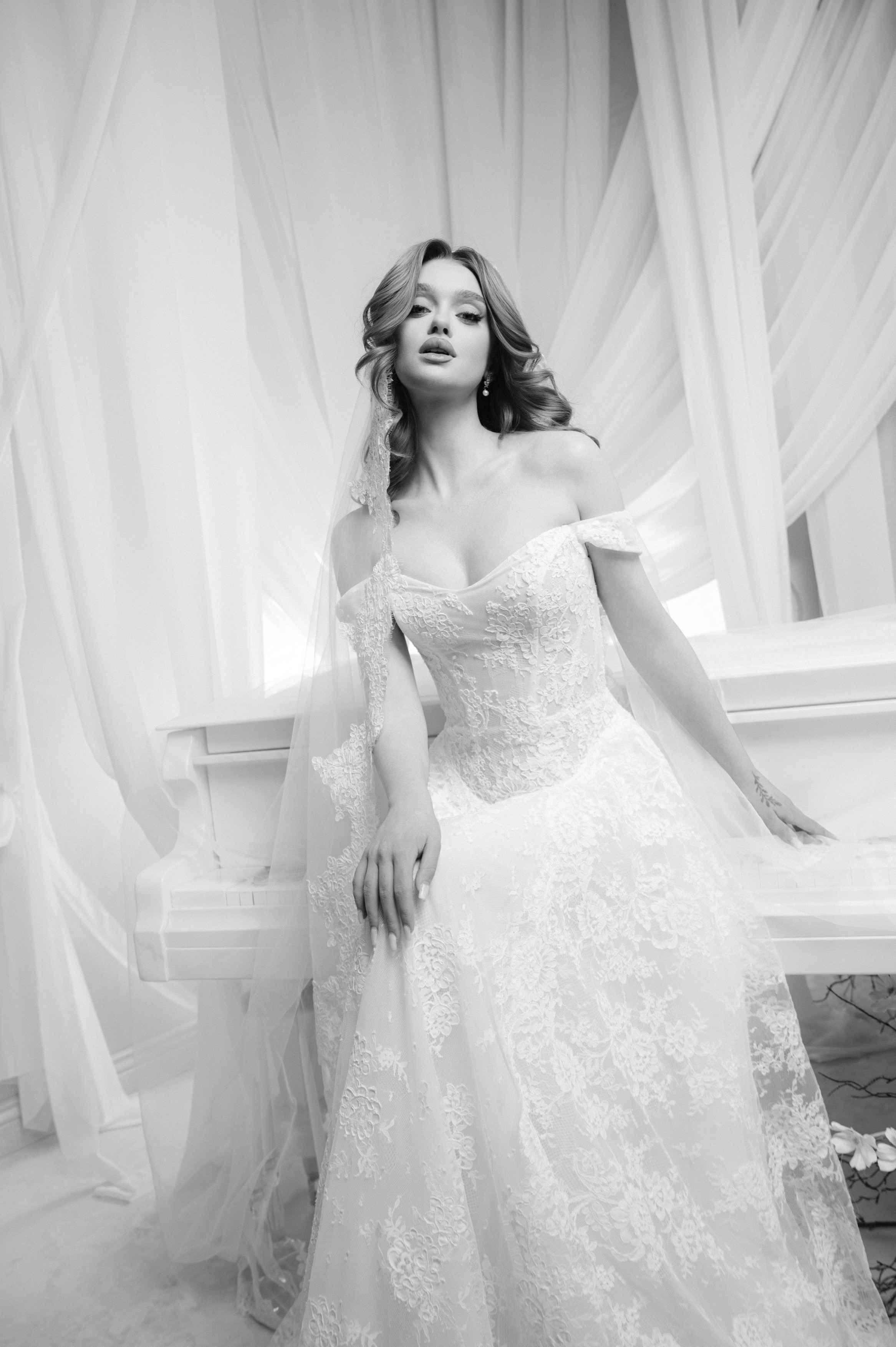 Portret alb-negru de mireasă cu rochie elegantă și pian alb, ședință foto bridal în București