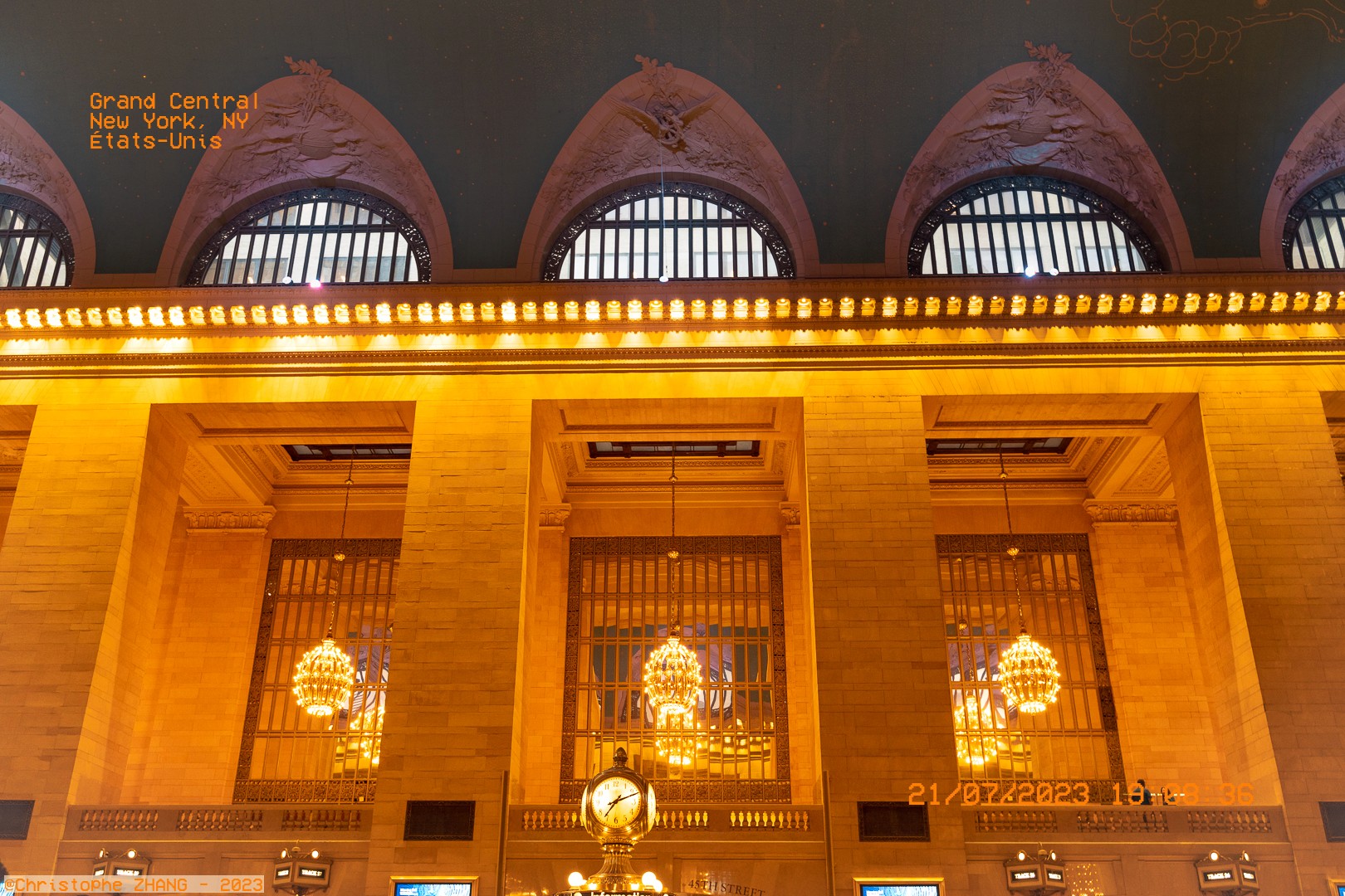Détails architecturaux et éclairage doré de la gare Grand Central à New York.