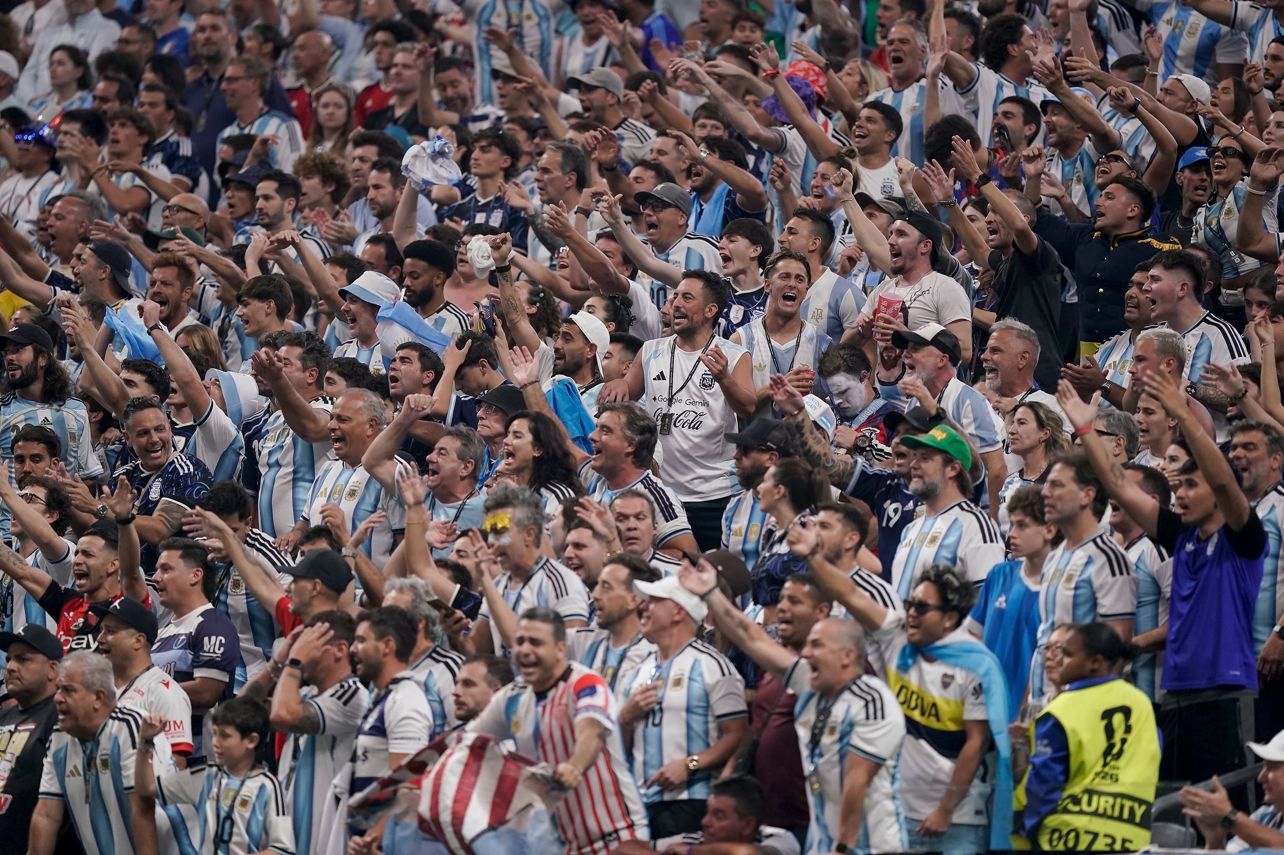 Argentina está en la final del Mundial 2026 y nadie se cambió de camiseta. Hay algo en la lealtad de un hincha que ninguna marca del mundo logra replicar con descuentos. Este artículo explica qué hace que un club retenga para siempre y cómo trasladar esa lógica a tu programa de fidelización.