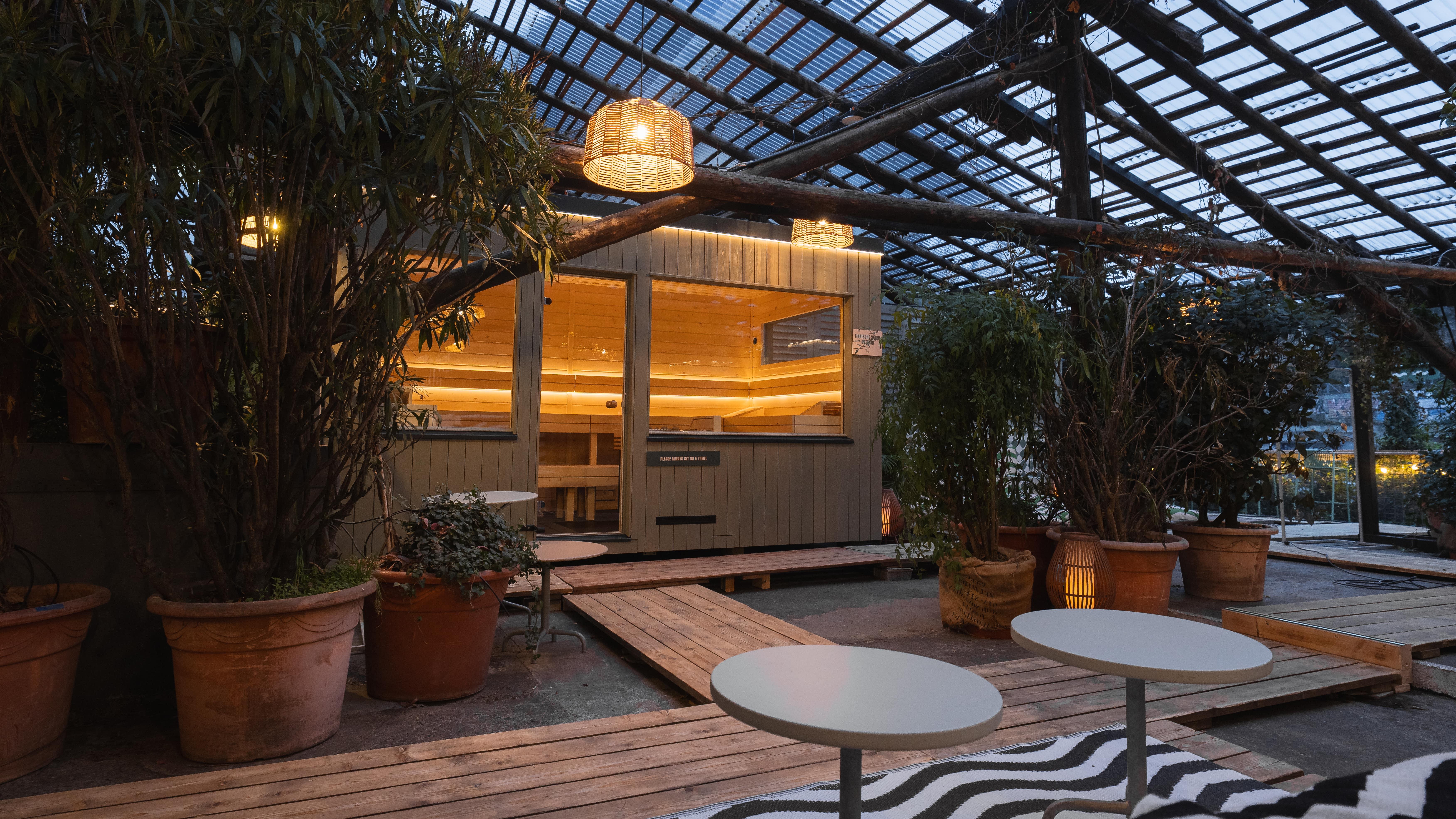 LÖYLY-Sauna am Lago Mio in Weesen, stimmungsvoll am Seeufer mit Liegestühlen und Lichterketten für besondere Wellness-Momente.